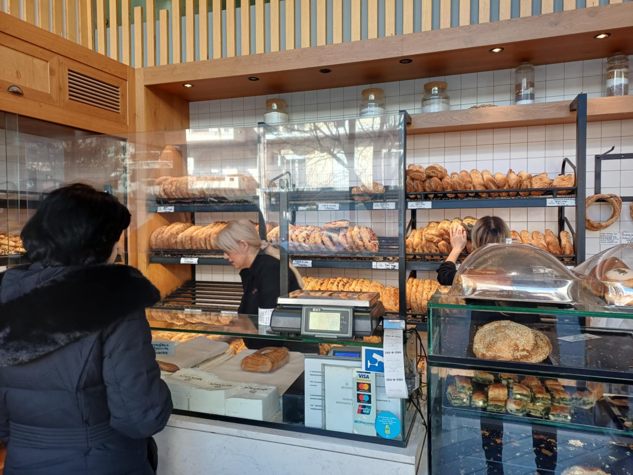 Ουρές οι Λαρισαίοι στα αρτοποιεία για την προμήθεια λαγάνας (ΦΩΤΟ)