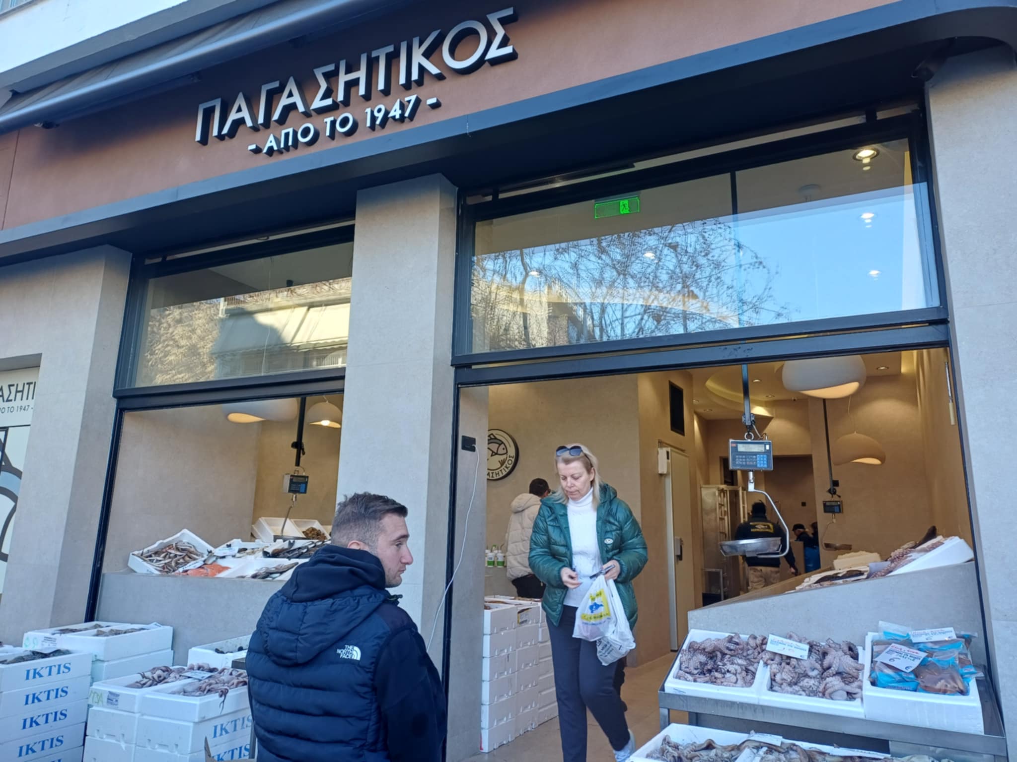 Αλμυρές οι τιμές στα θαλασινά στη Λάρισα, αλλά... ουρές στα ιχθυοπωλεία (ΦΩΤΟ)