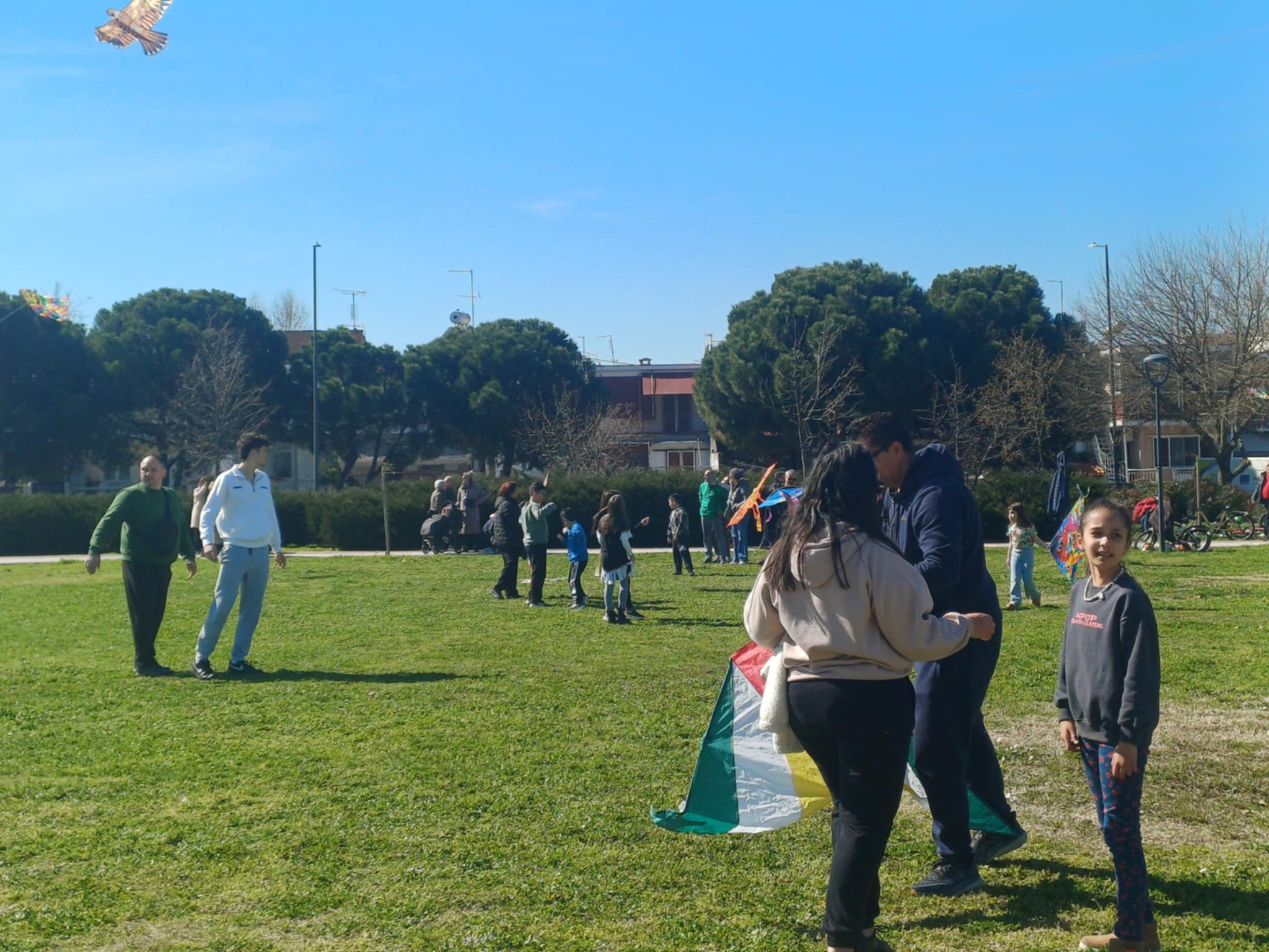 Καθαρά Δευτέρα στη Λάρισα: Γέμισε πολύχρωμους χαρατετούς το Πάρκο των Χρωμάτων (ΦΩΤΟ+video)