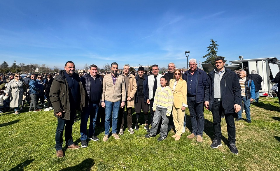 Χιλιάδες Λαρισαίοι στο Πάρκο των Χρωμάτων για τα Κούλουμα (ΦΩΤΟ+video)