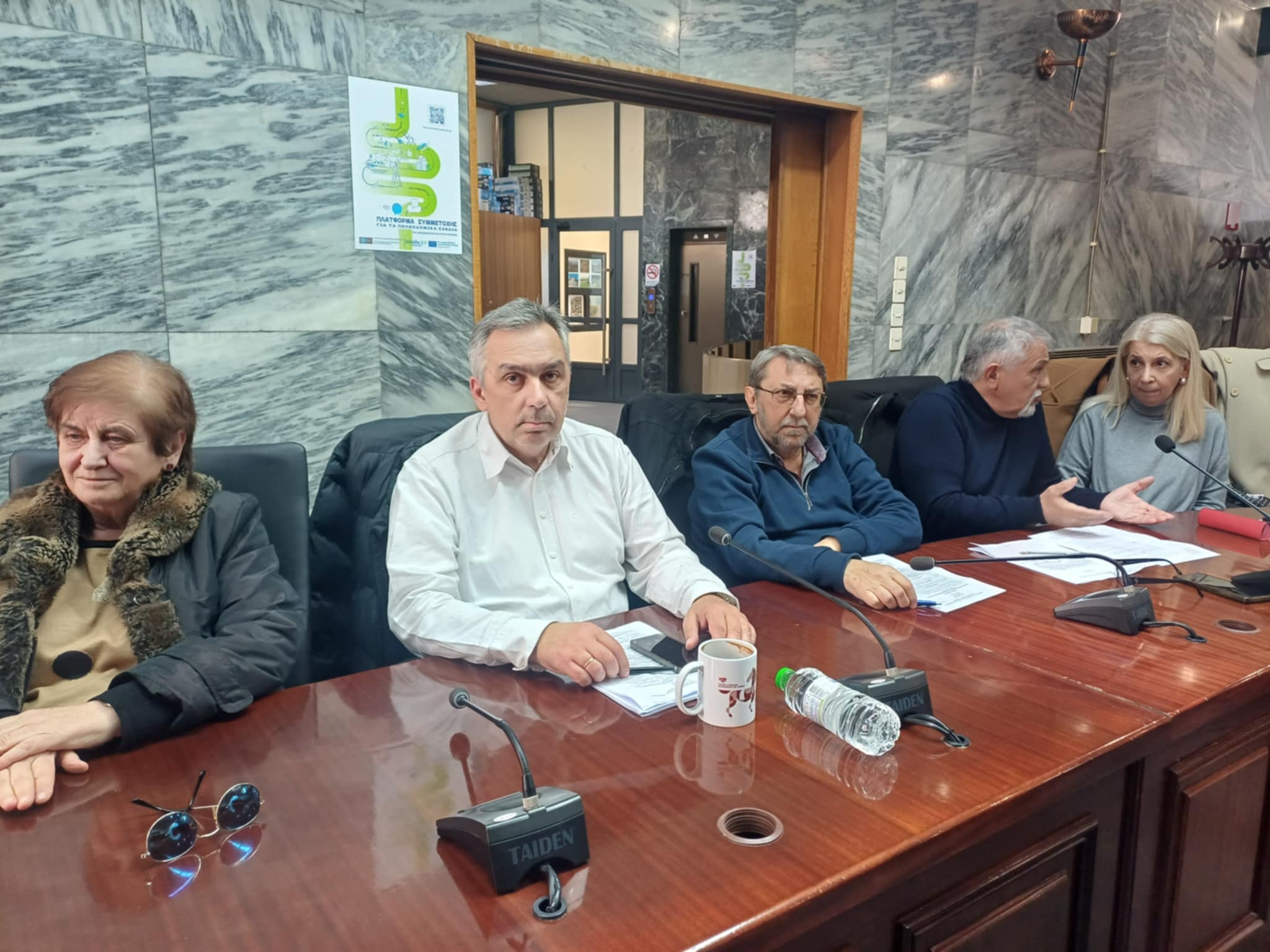 Οι κα΄μρες στα σολεία όξυναν την αντιπαράθεση στο δημοτικό συμβούλιο Λάρισας (ΦΩΤΟ+video)