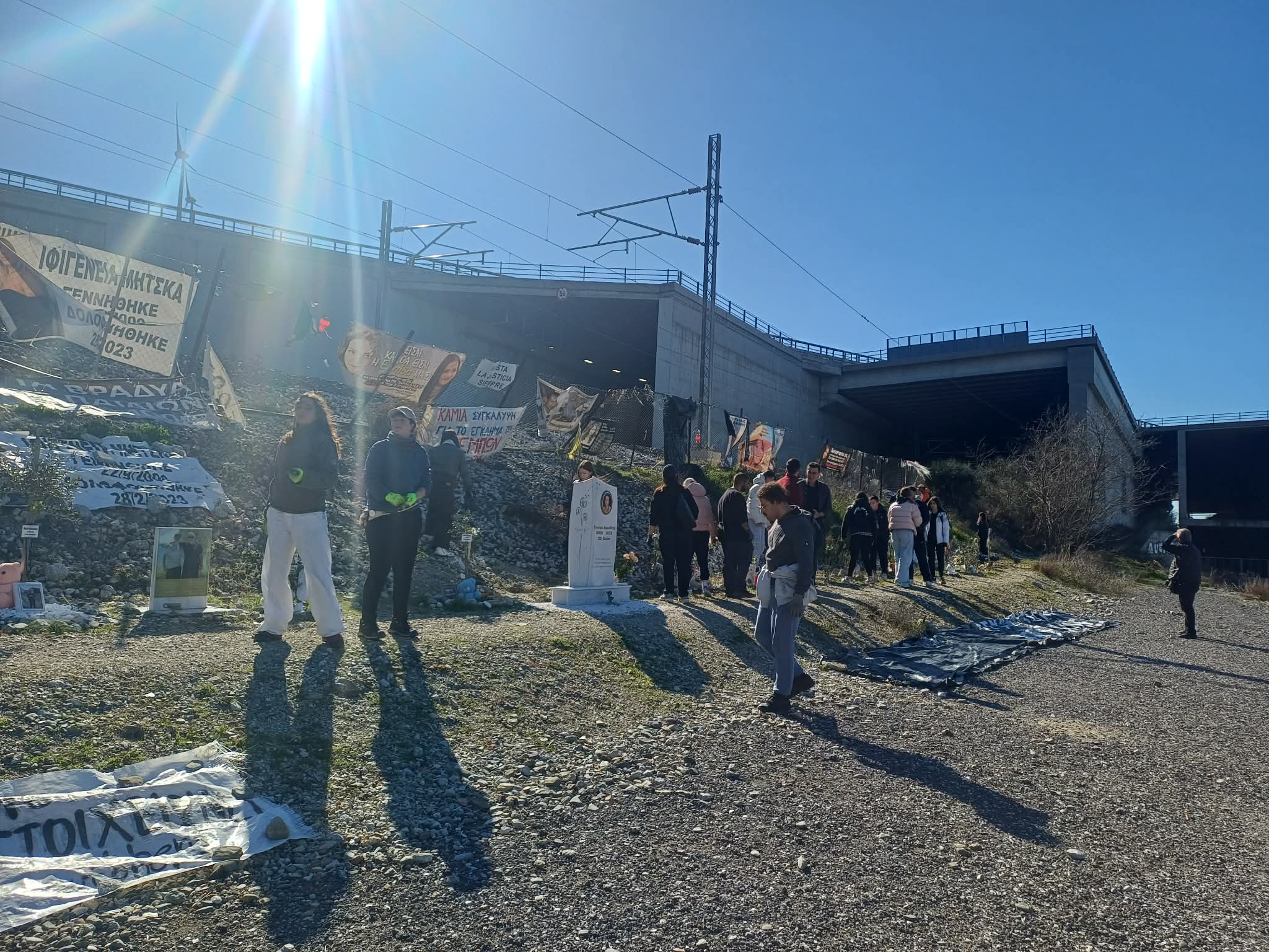 Συγκίνηση: 29 νέοι τςη Ευρώπης μέσω Κατερίνηςστο μηνμείο των Τεμπών για να καλωπίσουν τις 57 ελιές