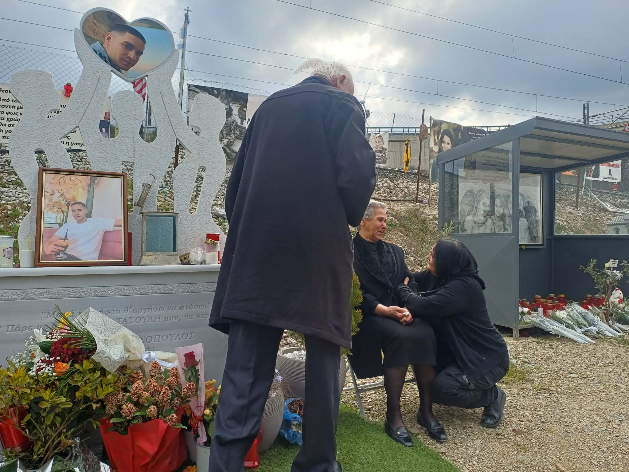 Βουβός πόνος και θλίψη από τους συγγενείς σήμερα με τη συμπλήρωση τριών χρόνων στον τόπο της τραγωδίας των Τεμπών (ΦΩΤΟ+video