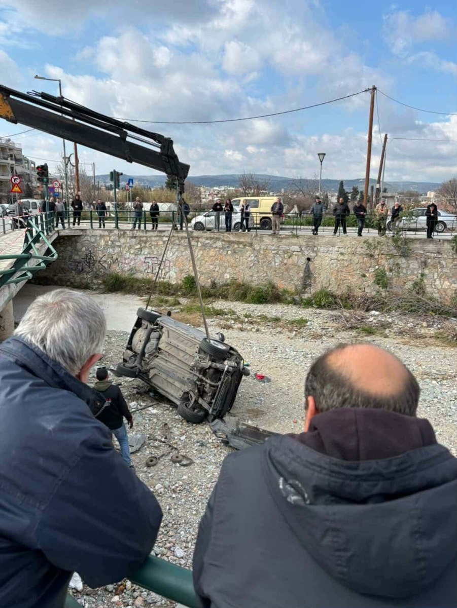 Έχασε τον έλεγχο του αυτοκινήτου του και έπεσε μέσα στον Κραυσίδωνα στον Βόλο