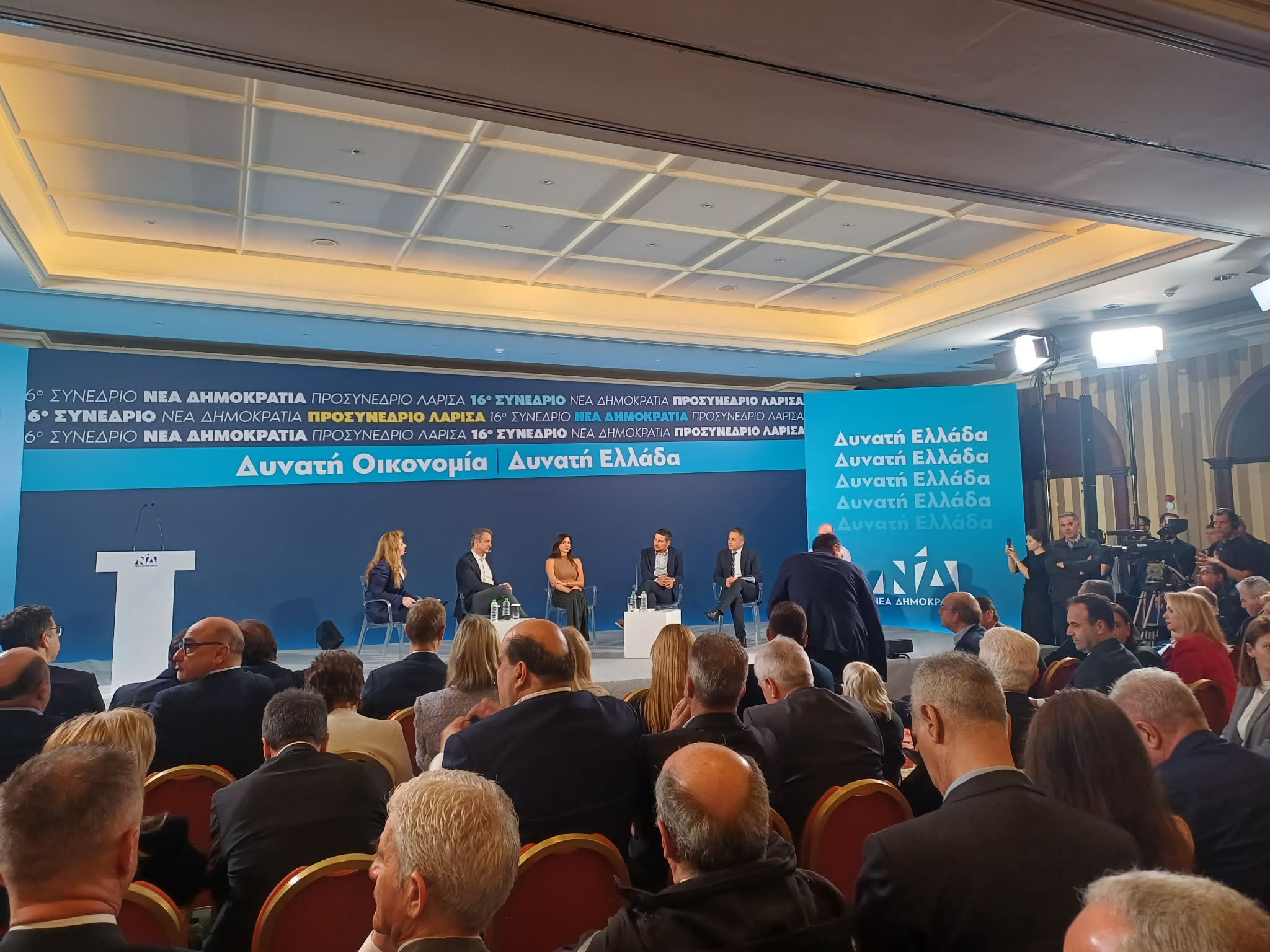 Φωτογραφγικά κλικς από την παρουσία Μητσοτάκη στη Λάρισα (ΦΩΤΟ)