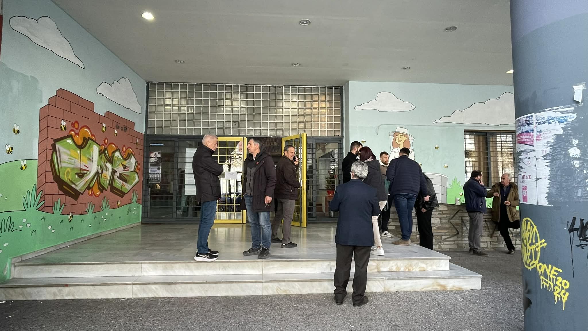 Σήμερα το ΠΑΣΟΚ ψηφίζει: εσωκομματικές κάλπες για τους 4.000 συνέδρους-αθρόα προσέλευση στη Λάρισα (ΦΩΤΟ)