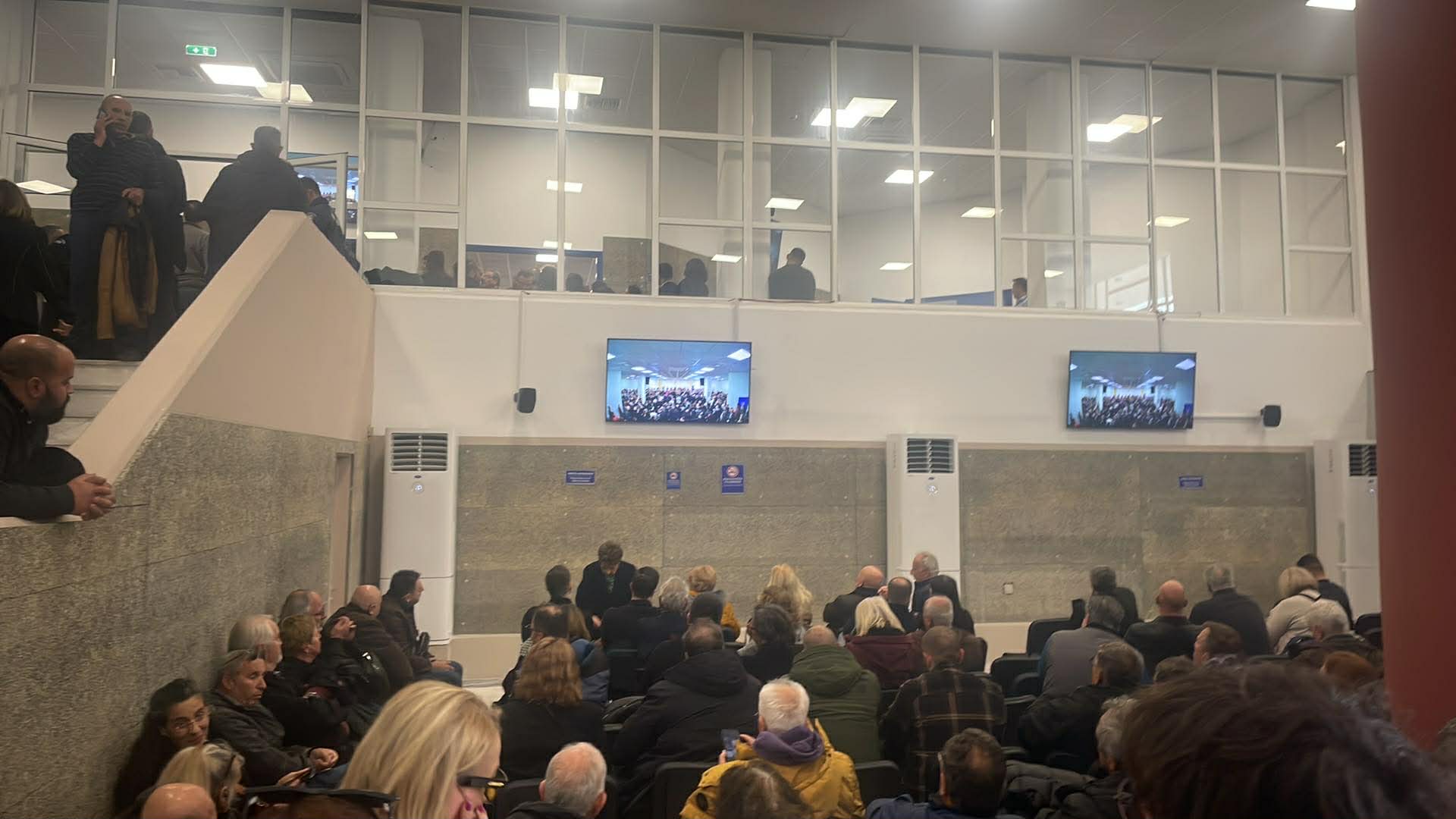 Διεκόπη για 1η Απριλίου η δίκη για τα Τέμπη -Ένταση, αιτήματα για αλλαγή αίθουσας, «αίσχος, ντροπή» φώναζαν συγγενείς (ΦΩΤΟ)