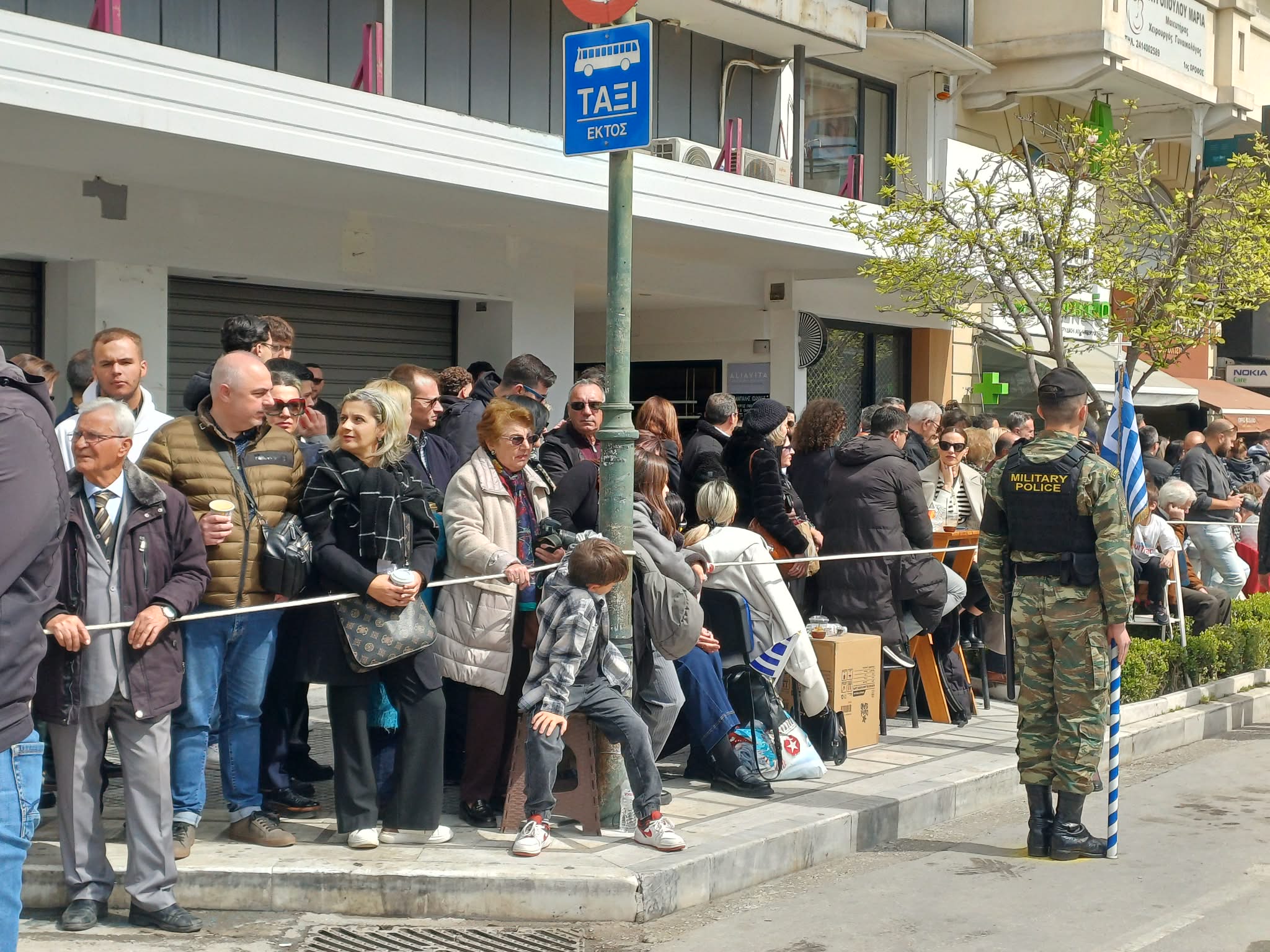 Εικόνες και βίντεο από την παρέλαση της Λάρισας- με αραιή συννεφιά πλήθος κόσμου την παρακολουθεί