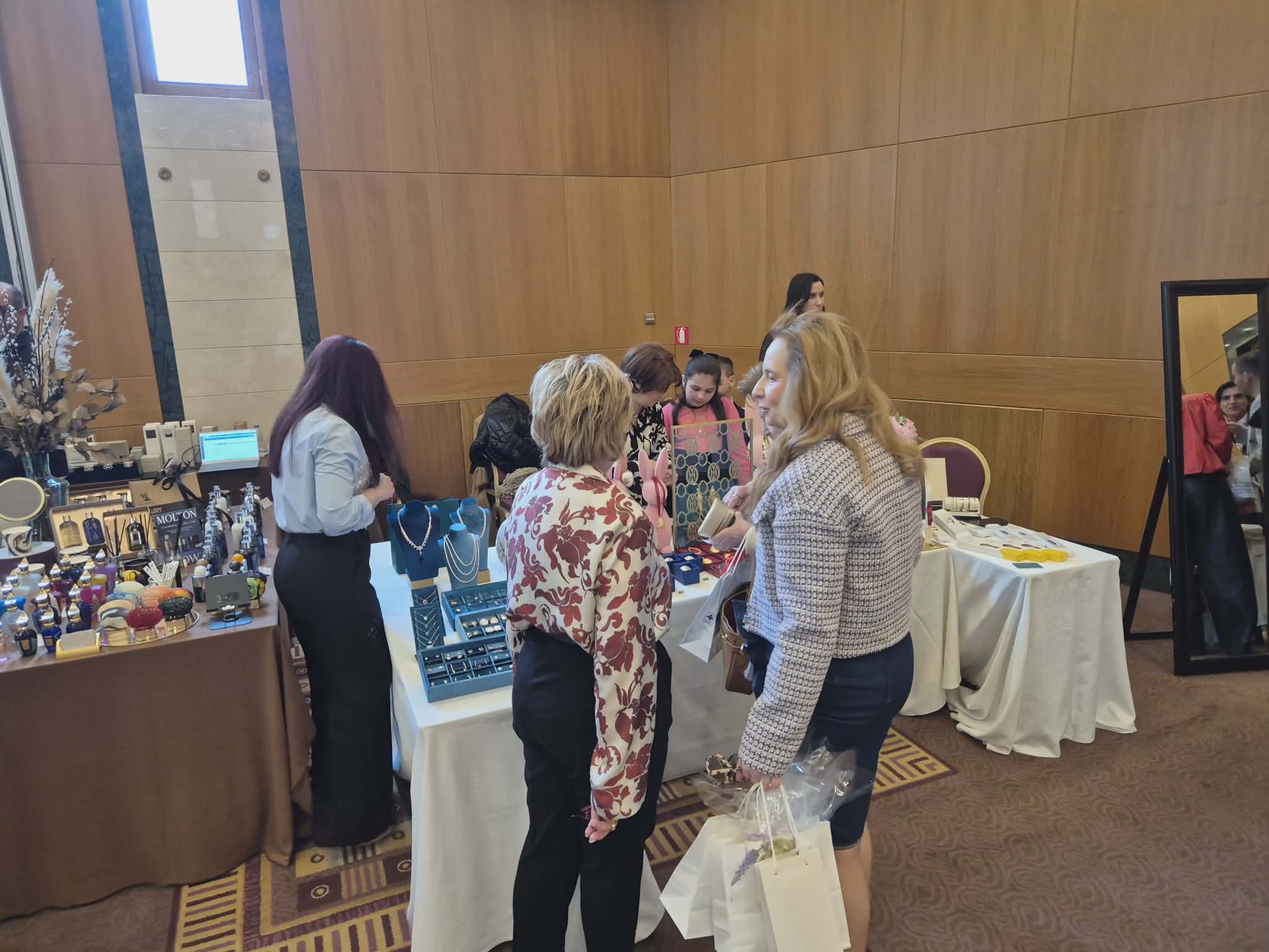 Πλήθος κόσμου στο Πασχαλινό Bazaar της Ελληνικής Αντικαρκινικής στη Λάρισα (ΦΩΤΟ)