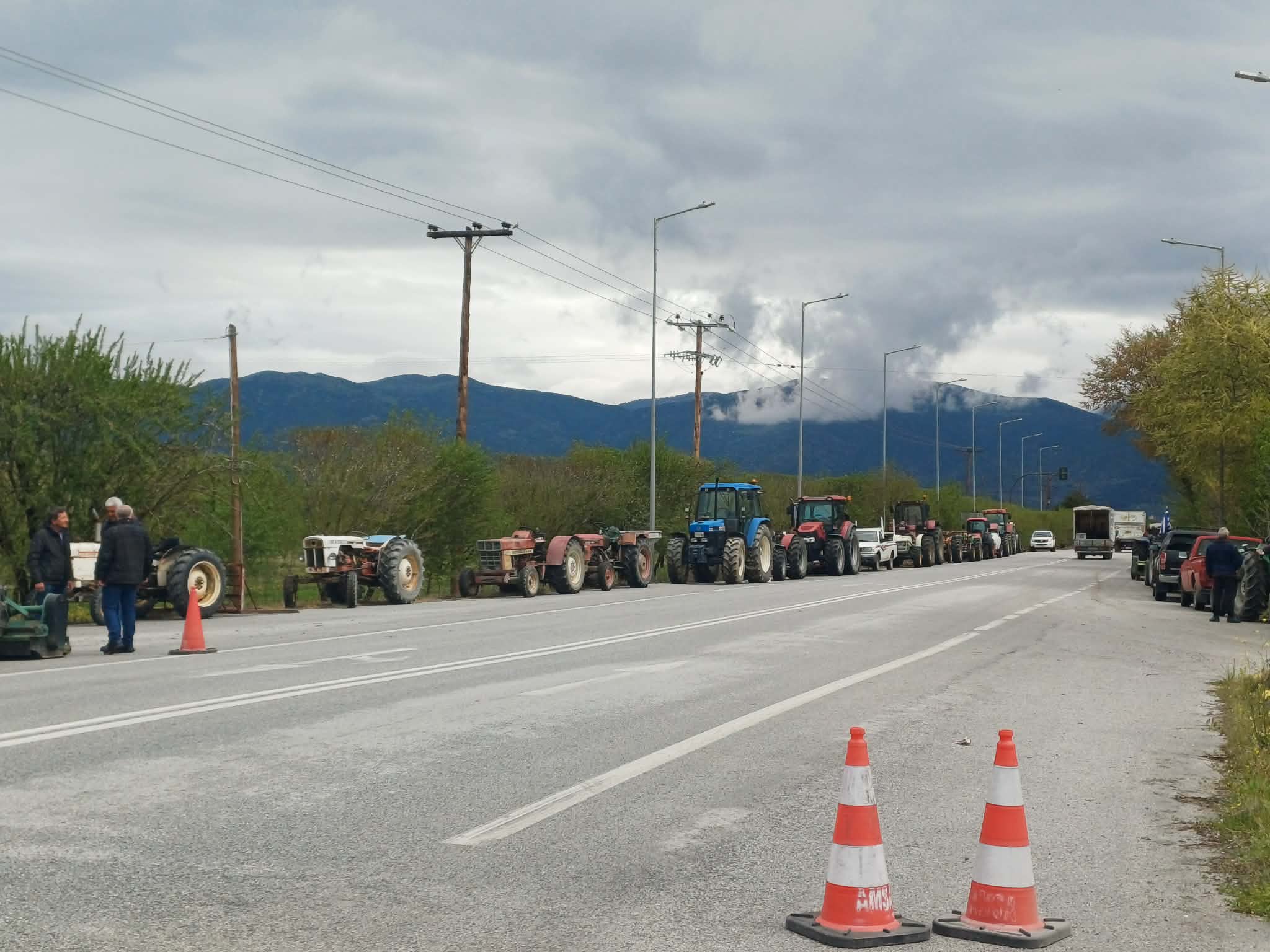 Μπλόκο διαμαρτυρίας από αγρότες δήμου Τεμπών και Τυρνάβου για τις αποζημιώσεις στα φερτά από Ντάνιελ (ΦΩΤΟ)