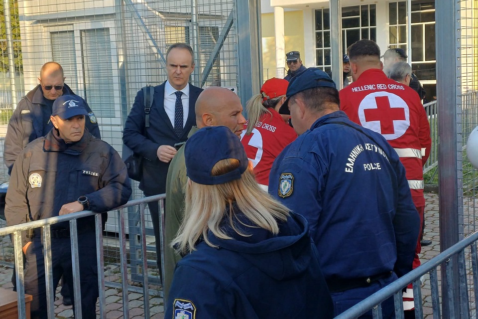 Λιγότερος κόσμος στη σημερινή δίκη για τα Τέμπη, ομαλά κυλάει η διαδικασία νομιμοποιήσεων – 36 κατηγορούμενοι στο εδώλιο