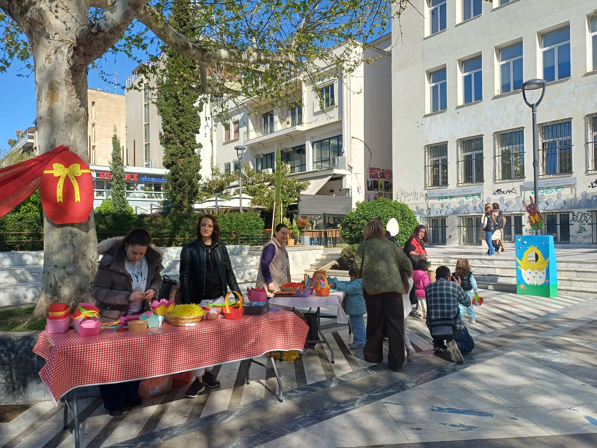 Πολύχρωμο Πασχαλινό εργαστήρι για τα παιδιά έστησε στην Ταχυδρομείου ο Δήμος Λαρισαίων (ΦΩΤΟ)