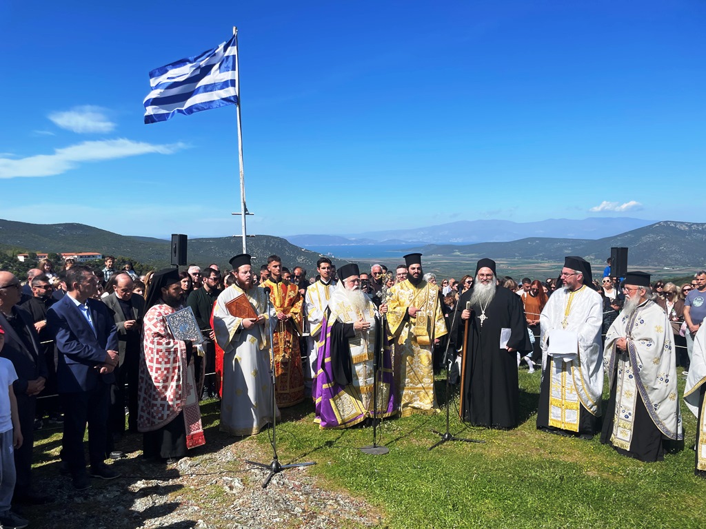 Πλήθος πιστών στην Ακολουθία της Αποκαθήλωσης στον λόφο Γολγοθά της Κάτω Ξενιάς στον Αλμυρό