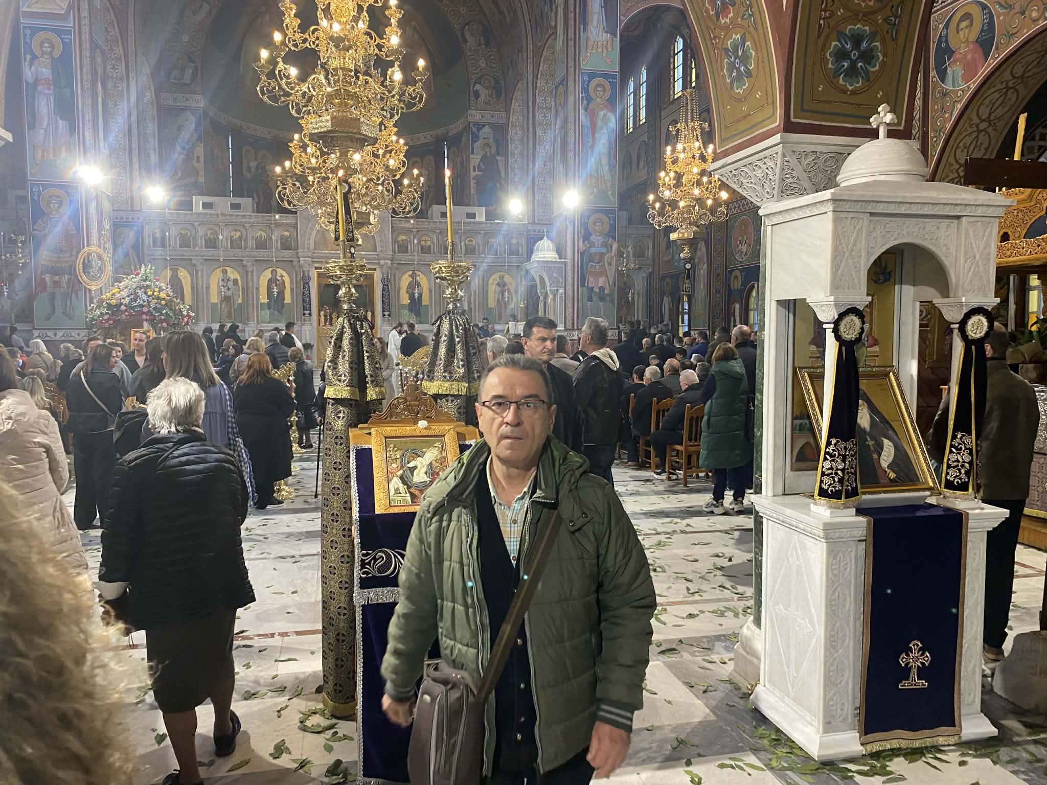 Κοσμοσυρροή στον Αγιο Αχίλλιο για την πρώτη Ανάσταση (εικόνες)