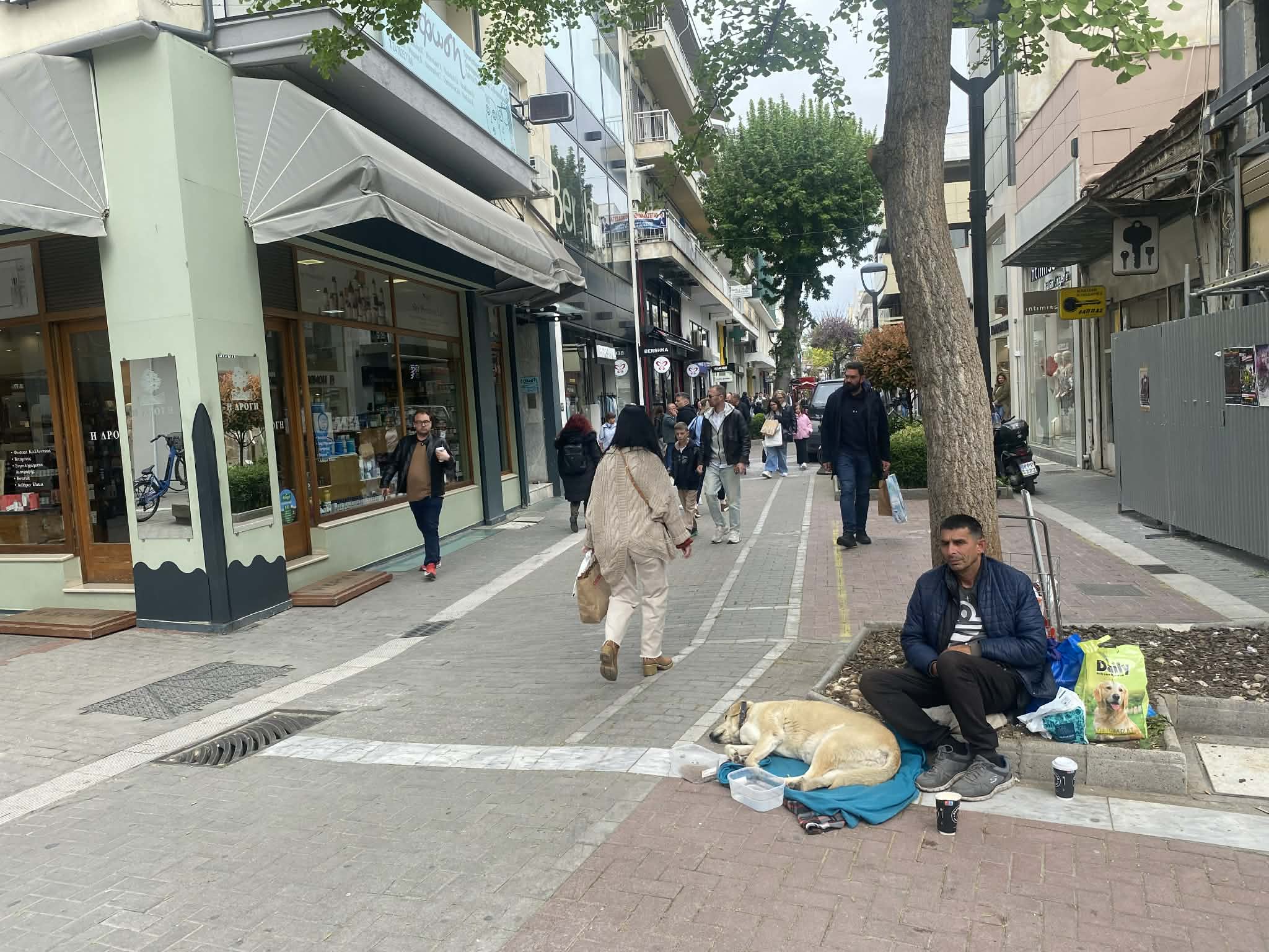 Τρέχουν για τα ψώνια της τελευταίας στιγμής για το πασχαλινό τραπέζι οι Λαριοσαίοι-μέχρι τι ώρα θα είναι ανοιχτά τα μαγαζιά