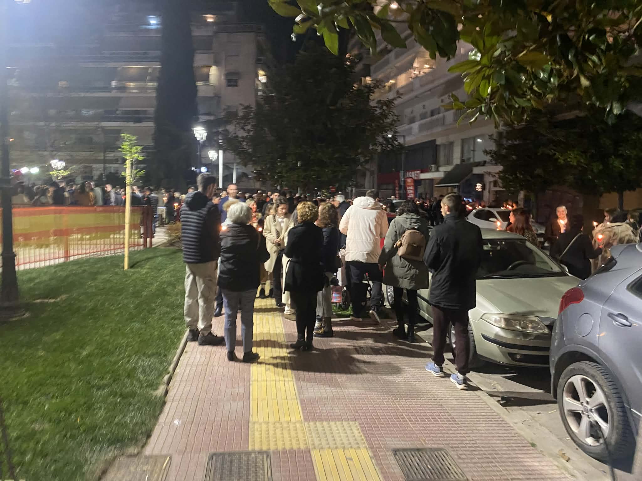 Χριστός Ανέστη στη Λάρισα: Πλήθος πιστών στον Άγιο Νικόλαο (ΦΩΤΟ)