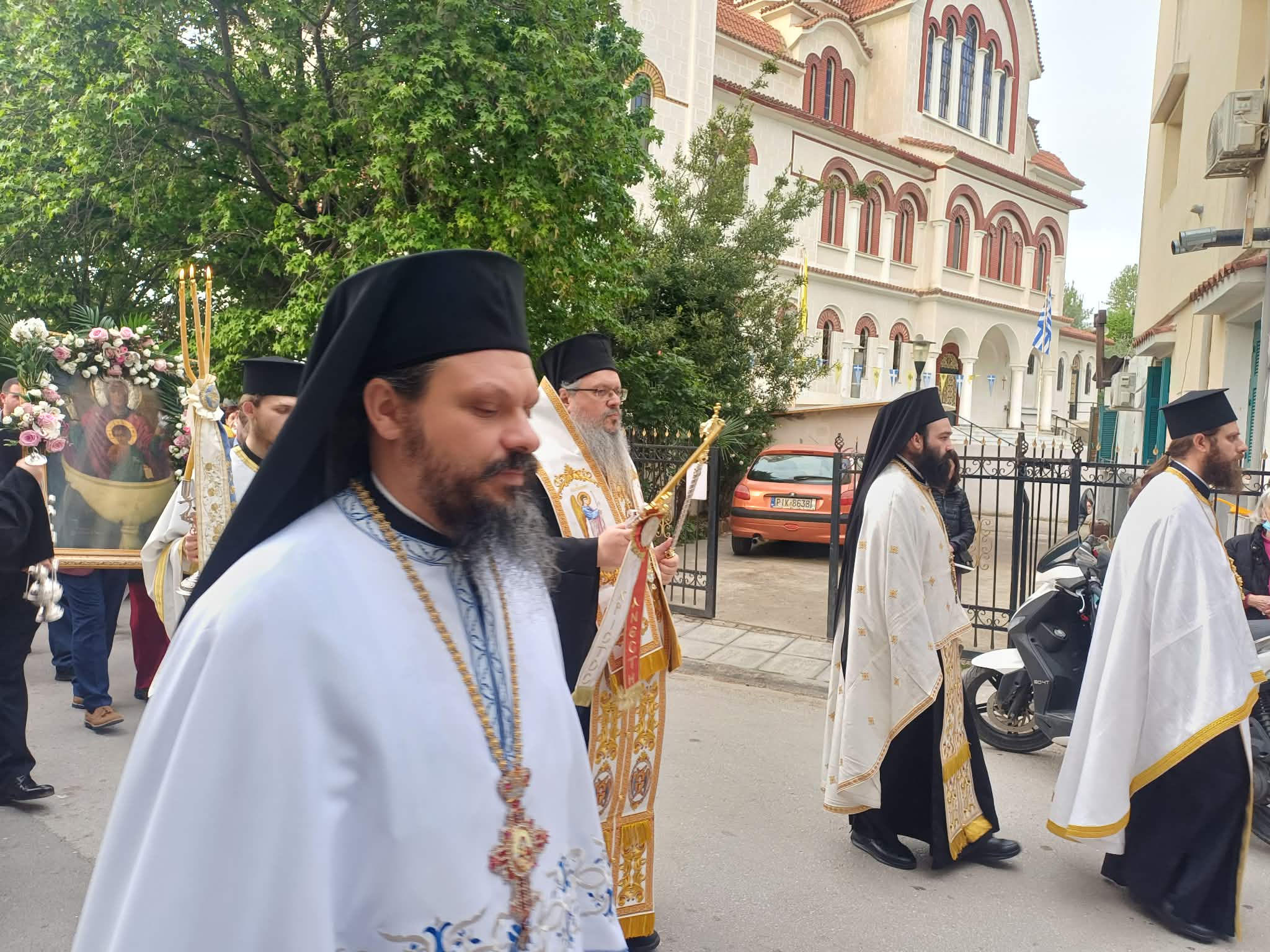 Εορταστικό κλίμα με εκατοντάδες πιστούς στη λειτουργία της Ζωοδόχου πηγής στα Ταμπάκια στη Λάρισα (ΦΩΤΟ+video)