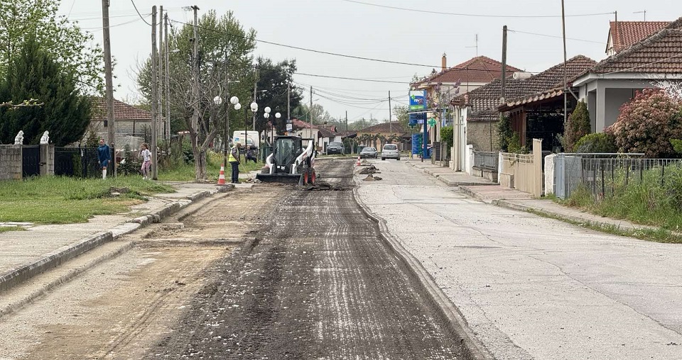 Σε εξέλιξη η ασφαλτόστρωση στον Βρυότοπο – Νέα παρέμβαση για την οδική ασφάλεια στον Δήμο Τυρνάβου