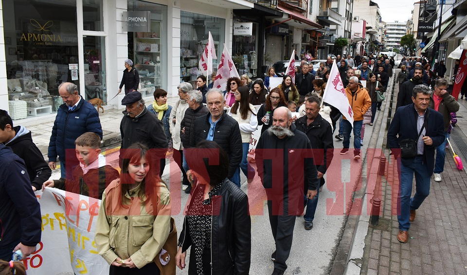 Με απεργιακή συγκέντρωση στην κεντρική πλατεία τίμησαν οι Καρδιτσιώτες την Εργατική Πρωτομαγιά (ΦΩΤΟ - ΒΙΝΤΕΟ)