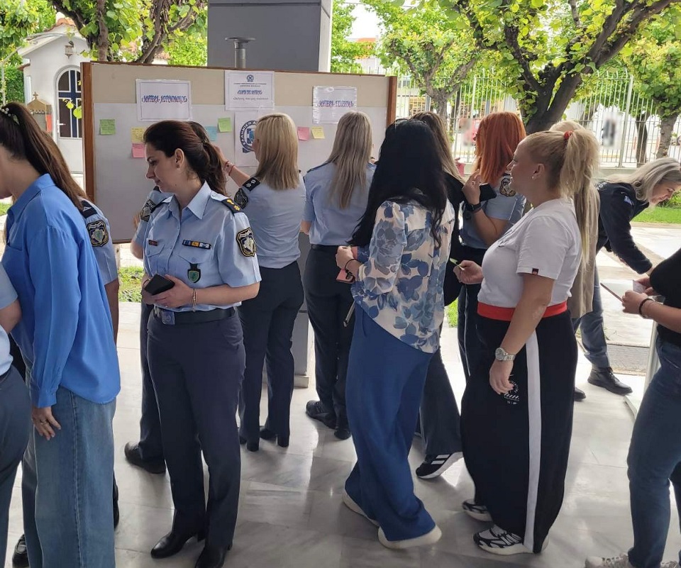 Μια ξεχωριστή εκδήλωση στην είσοδο του Αστυνομικού Μεγάρου Λάρισας για τη γιορτή της μητέρας (ΦΩΤΟ)