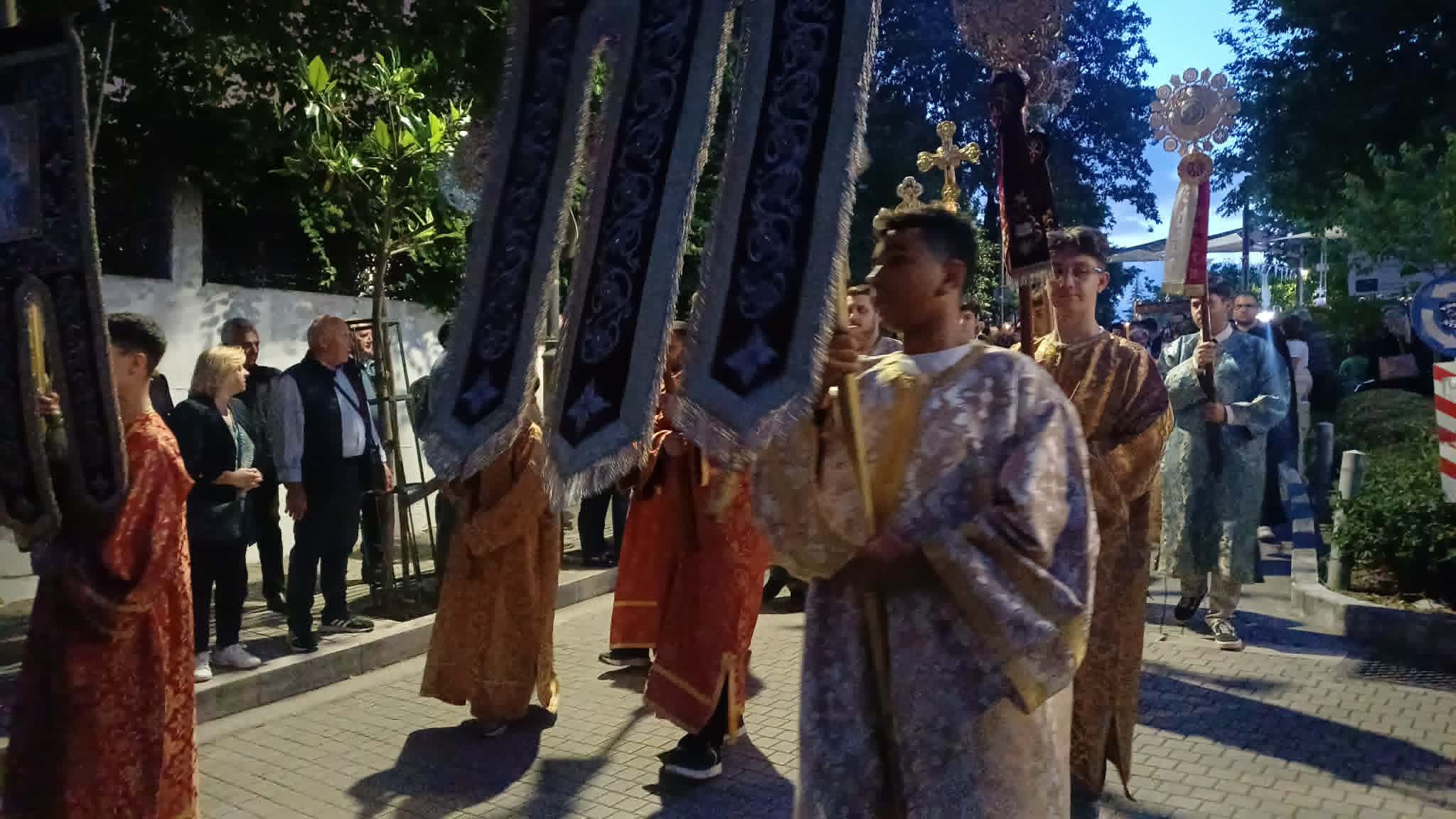 Κορυφώνονται οι λατερευτικές εκδηλώσεις με την πομπή της περιφοράς του λειψάνου του Αγίου Αχιλλίου (ΦΩΤΟ+video)