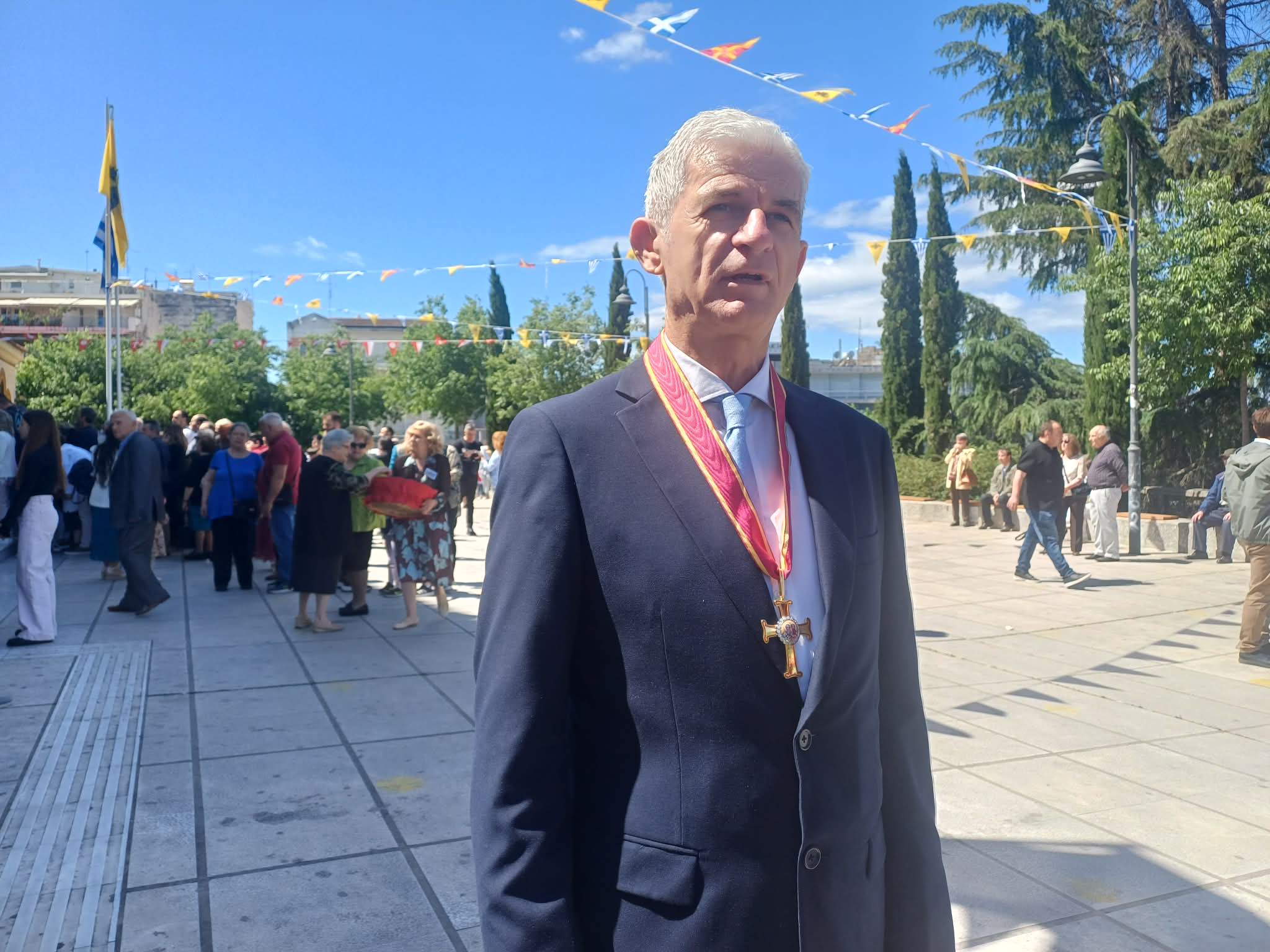 Με τον χρυσό σταυρό του Αγίου Αχιλλίου τιμήθηκε ο διευθυντής δευτεροβάθμιας Λάρισας Νικόλαος Ζέρβας (ΦΩΤΟ)
