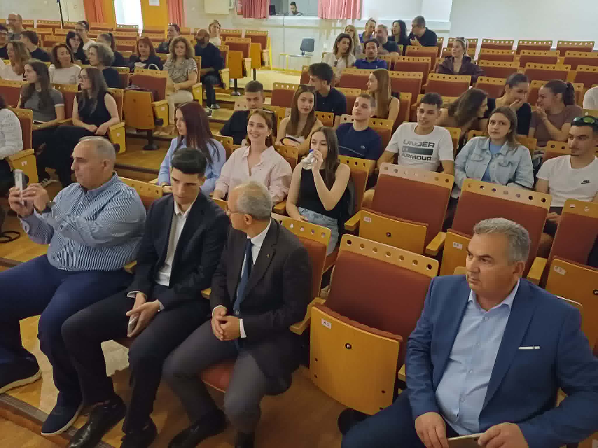 Τελετή βράβευσης για τον Πανθεσσαλικό Μαθητικό Διαγωνισμό «Νέοι και Διαδίκτυο» στη Δημ. Πινακοθήκη Λάρισας (ΦΩΤΟ+video)
