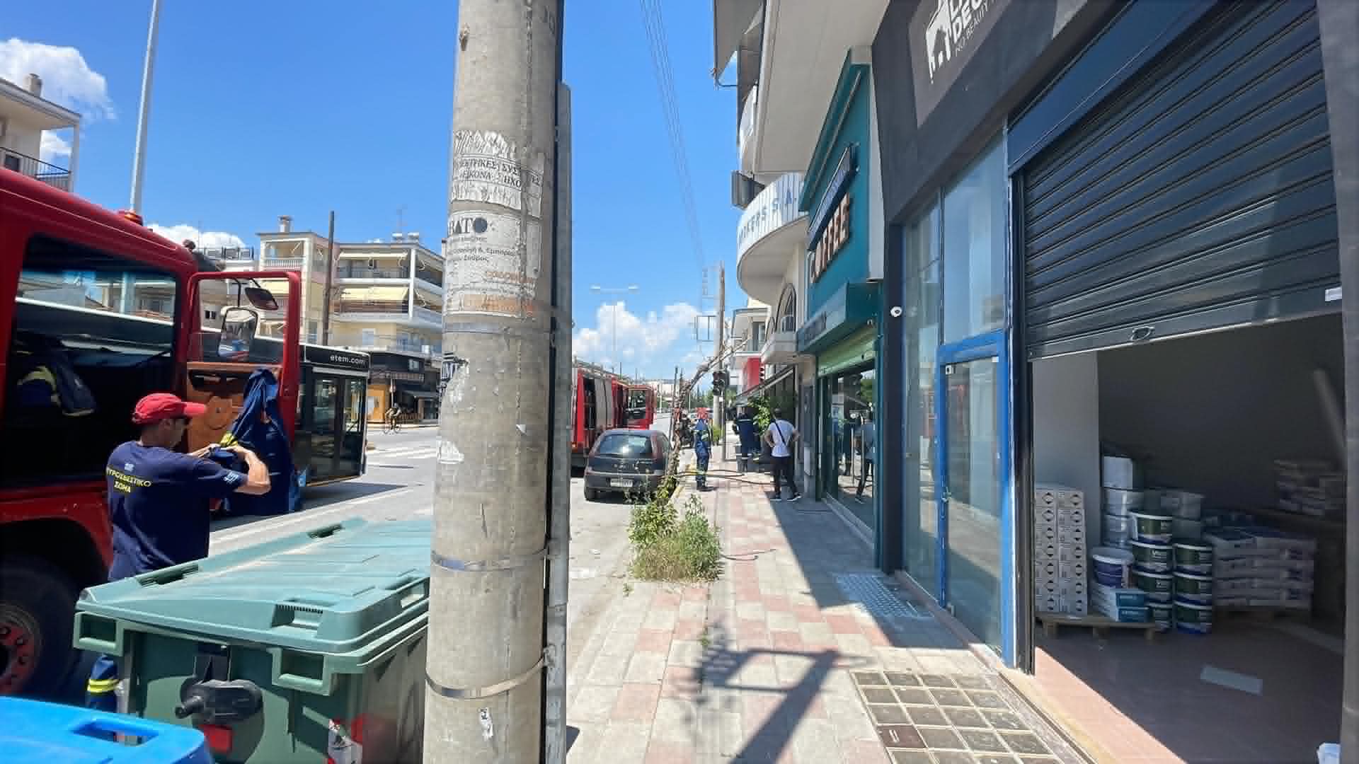 Συναγερμός στην Πυροσβεστική Λάρισας για φωτιά σε στέγη στην Ηρώων Πολυτεχνείου (ΦΩΤΟ)