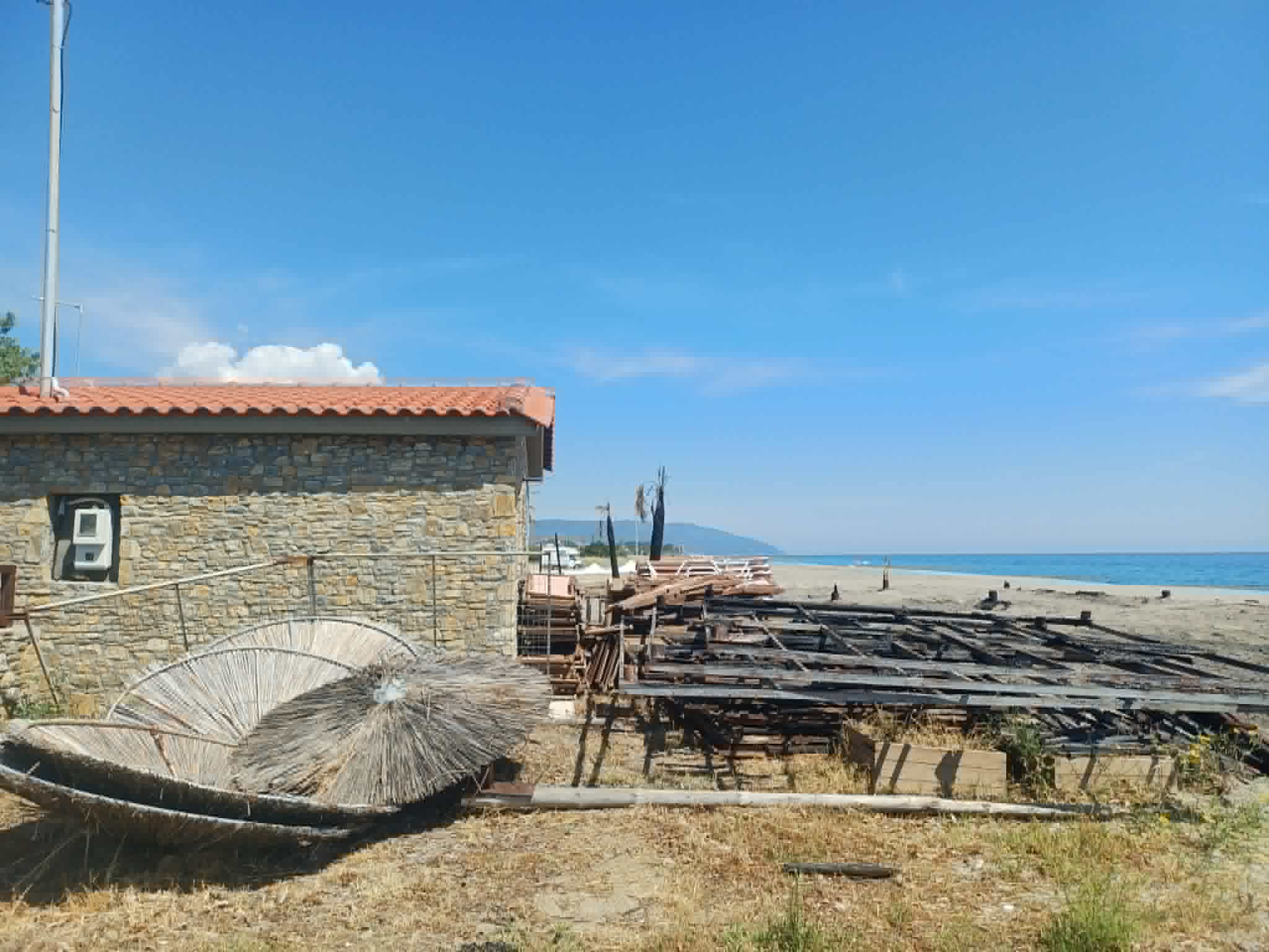 Αναστάτωση στους επιχειρηματίες των παραλίων της Λάρισας από πυρκαγιά σε beach bar που  άφησε μόνο σταχτες -ΦΩΤΟ)