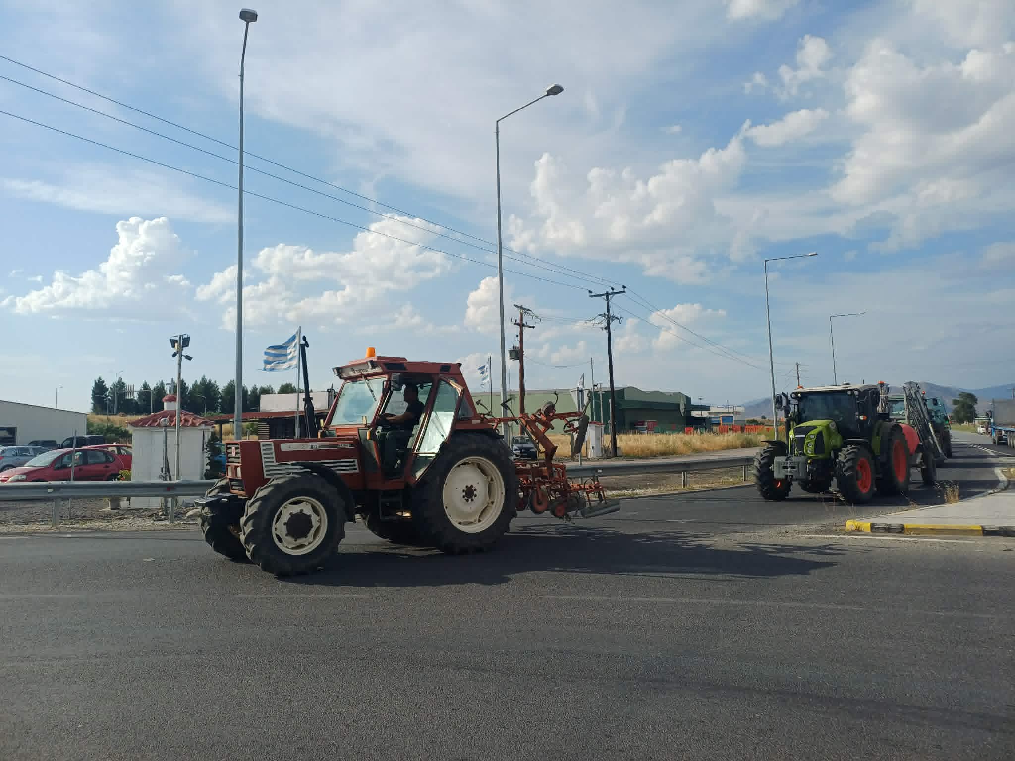Έβγαλαν τρακτέρ μέσα στο καλοκαίρι στον κόμβο Πλατυκάμπου οι αγρότες