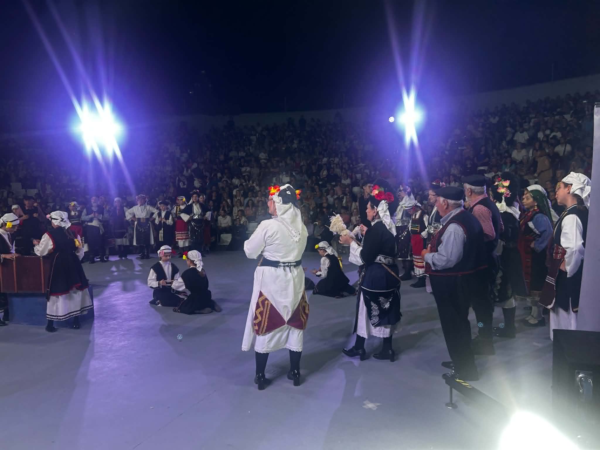 Πανδαισία δημοτικής παράδοσης μέχρι αργά τα μεσάνυχτα στο κηποθέατρο Αλκαζάρ (ΦΩΤΟ+βίντεο)