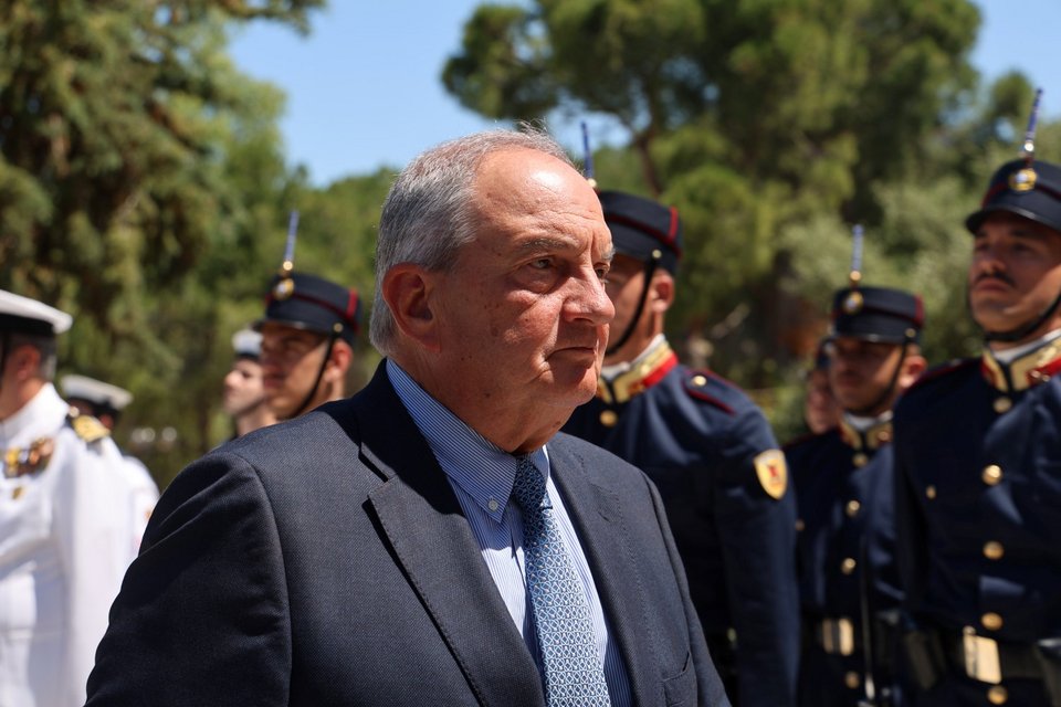 Συντετριμμένη η οικογένεια του Γιώργου Σουφλιά στο τελευταίο αντίο, παρών ο Κυριάκος Μητσοτάκης