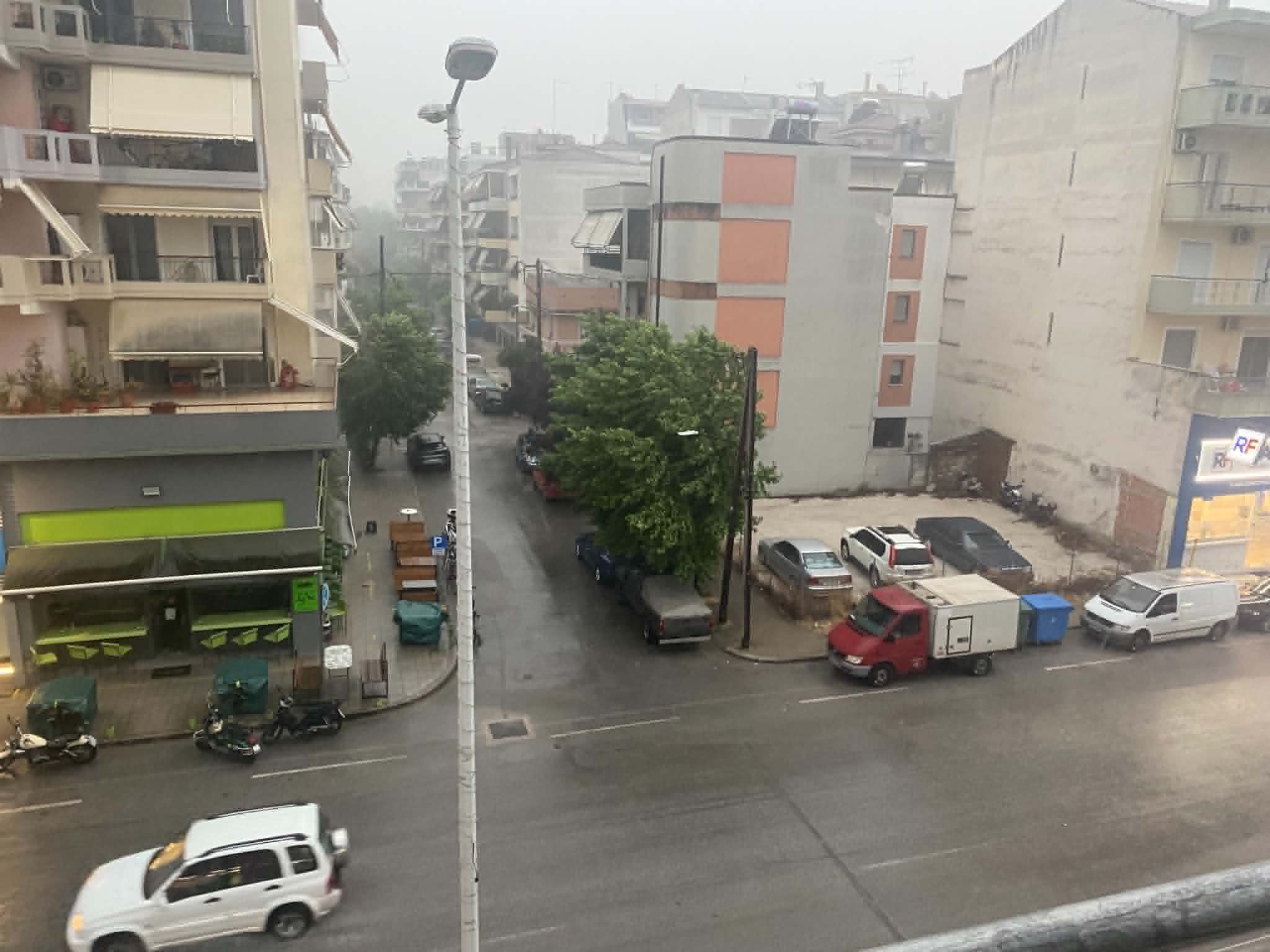 Ισχυρό μπουρίνι αργά το απόγευμα στη Λάρισα  με δυνατό αέρα και βροχή (ΦΩΤΟ)