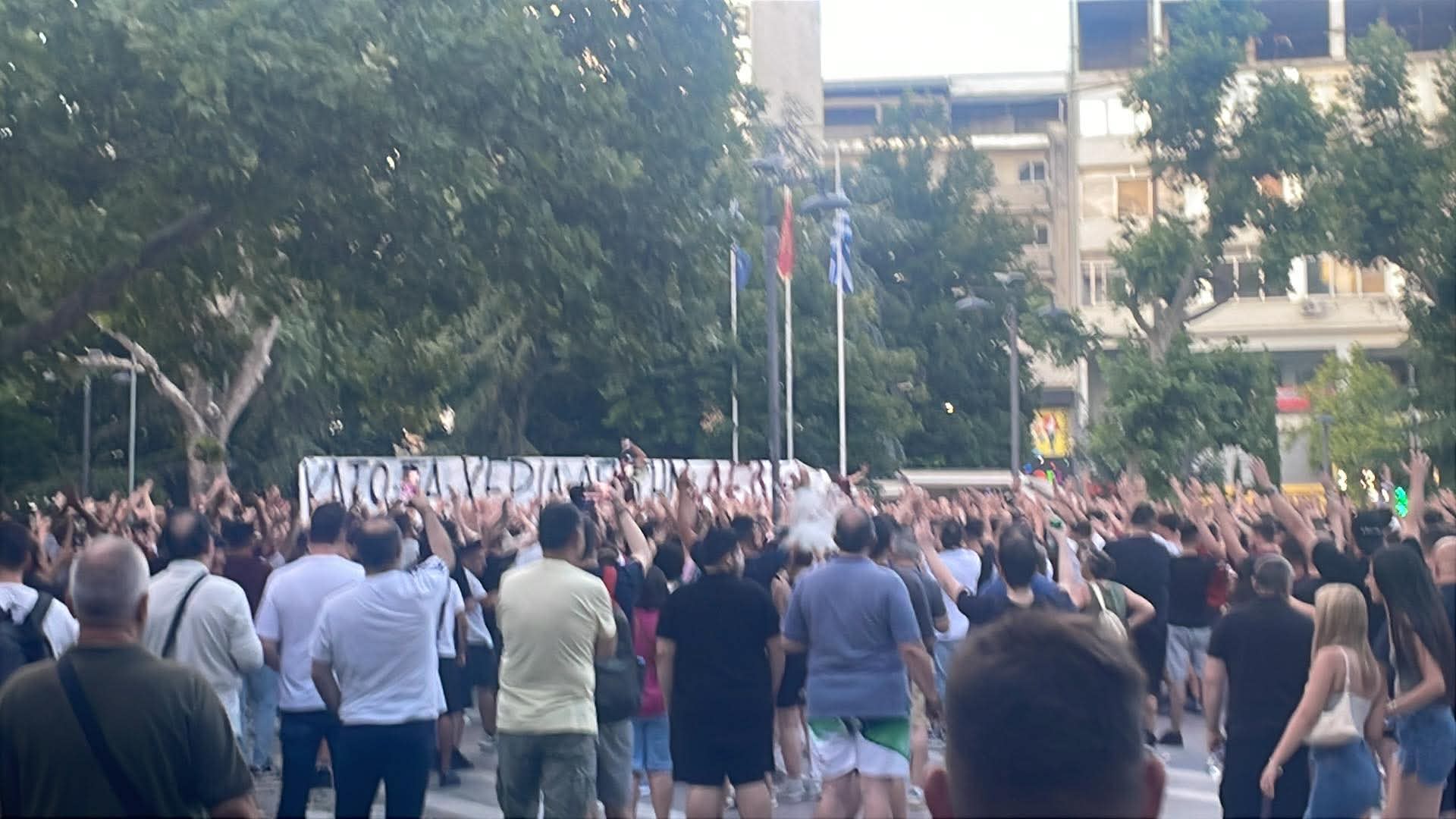 Οι φίλαθλοι της ΑΕΛ εκφράζουν την αγωνία τους για την τύχη της ομάδας σε μαζικό συλλαλητήριο (ΦΩΤΟ)