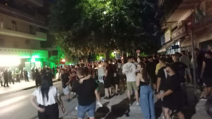 Σοβαρά επεισόδια έξω από το σπίτι των ιδιοκτητών της ΑΕΛ μετά από συλλαλητήριο οπαδών στη Λάρισα, συλλήψεις και προσαγωγές
