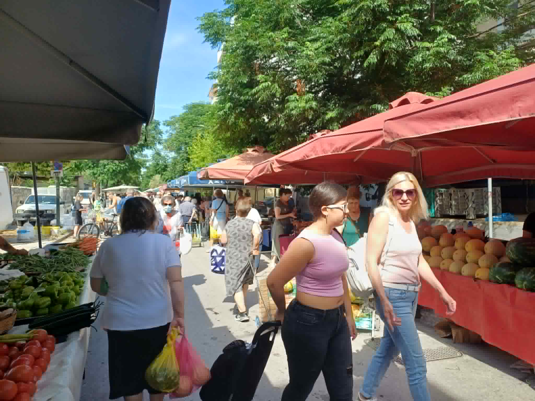 Η ακρίβεια και η έλλειψη ρευστότητας αλλάζουν καταναλωτικές συνήθειες στους Λαρισαίους στη Λαϊκή (ΦΩΤΟ)
