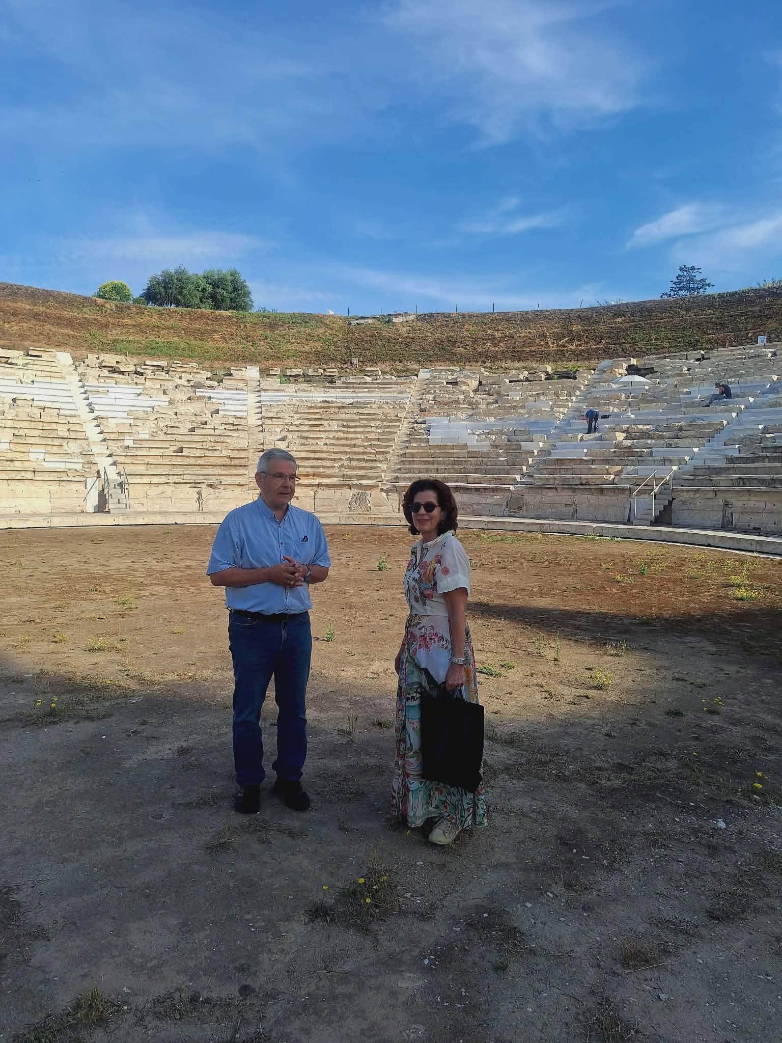 Η πρέσβης της Γαλλίας στην Ελλ΄άδα επισκέφτηκε τη Λάρισα και το αρχαίο θέατρο (ΦΩΤΟ)