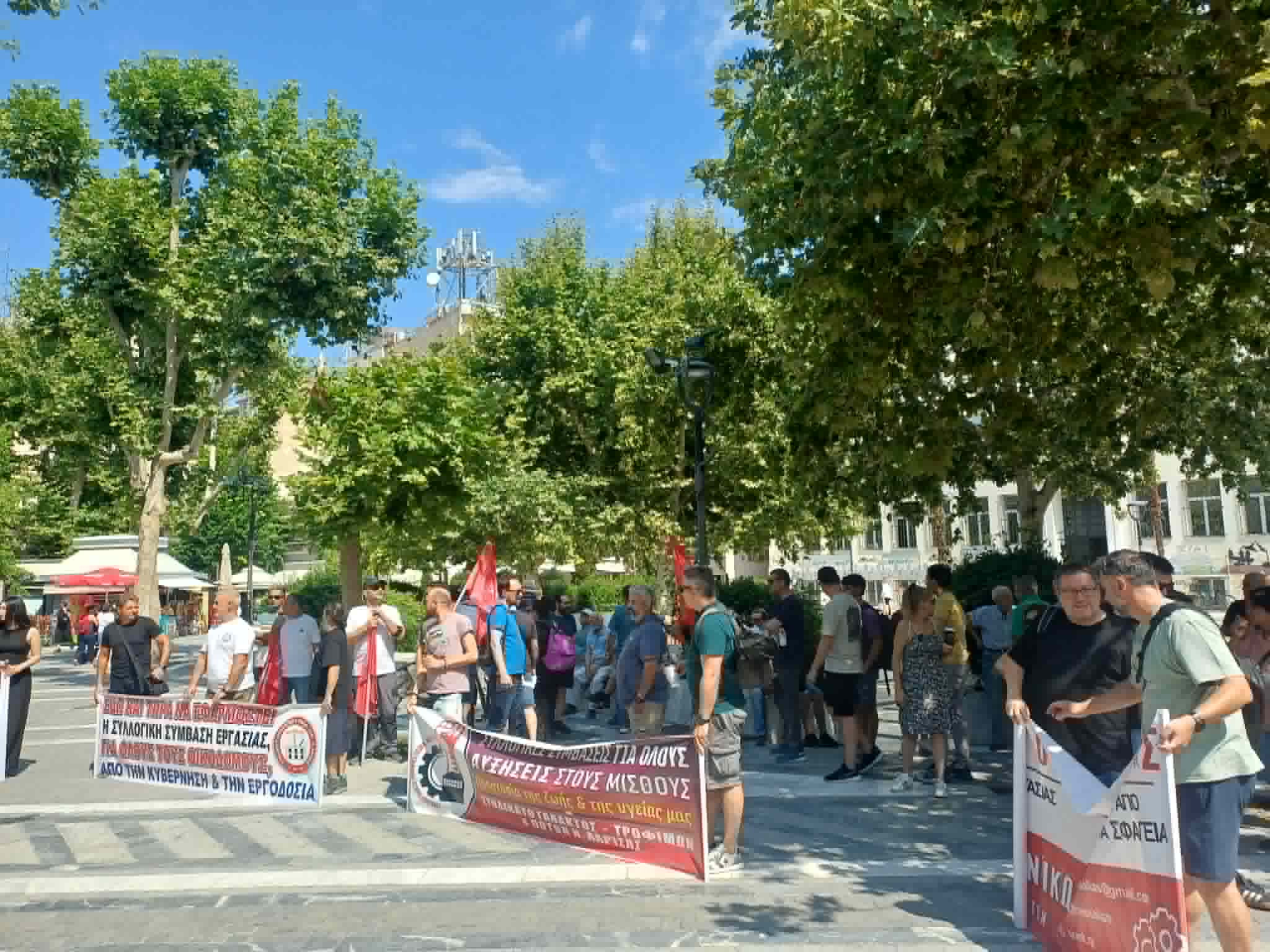 Λάρισα: Απεργιακή συγκέντρωση από οικοδόμους και εργαζόμενους σ επιστισμό και κλαδο τροφίμων- ποτών (ΦΩΤΟ +video)