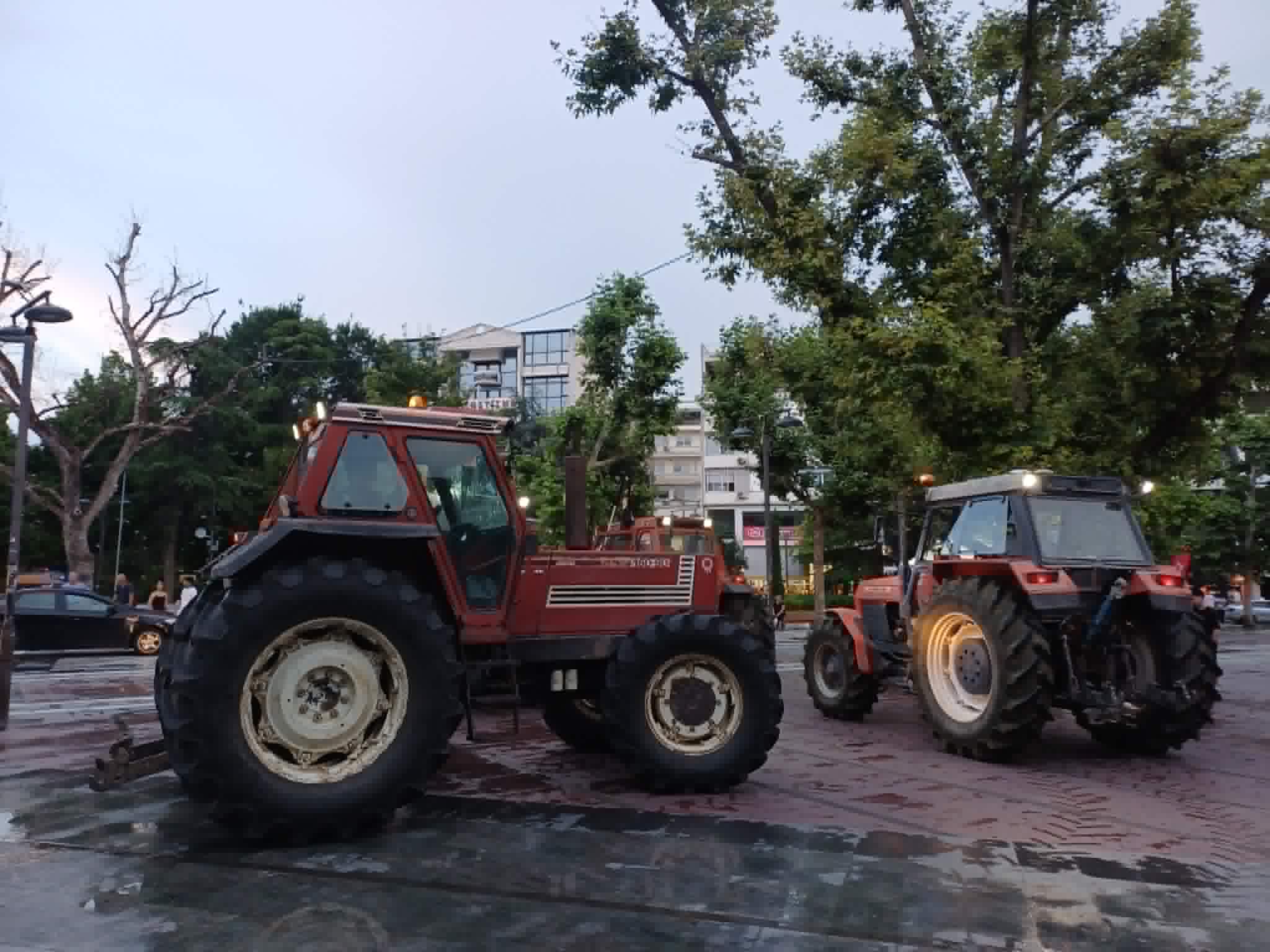 Απόβαση τρακτέρ στην καντρική πλατεία της  Λάρισα: Ζήτησαν να πληρωθούν τις επιδοτήσεις οι αγρότες (ΦΩΤΟ+video)