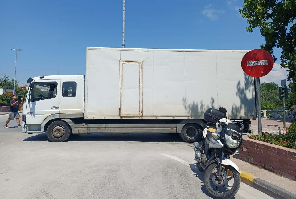 Αναστα΄τωση από τροχαίο στον κυκλικό κόμβο στη γέφυρα Αλκαζαρ- φορτηγό συγκρούστηκε με ΙΧ (ΦΩΤΟ)