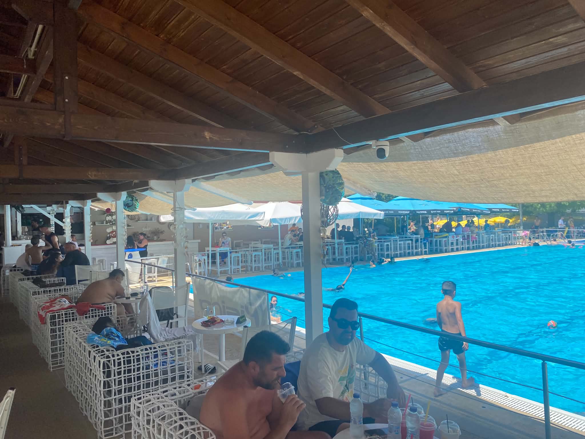 Η κοντινή όαση δροσιάς: Πλήθος Λαρισαίων Κυριακή μεσημέρι στη δημοτική πισίνα της Νεάπολης (ΦΩΤΟ)