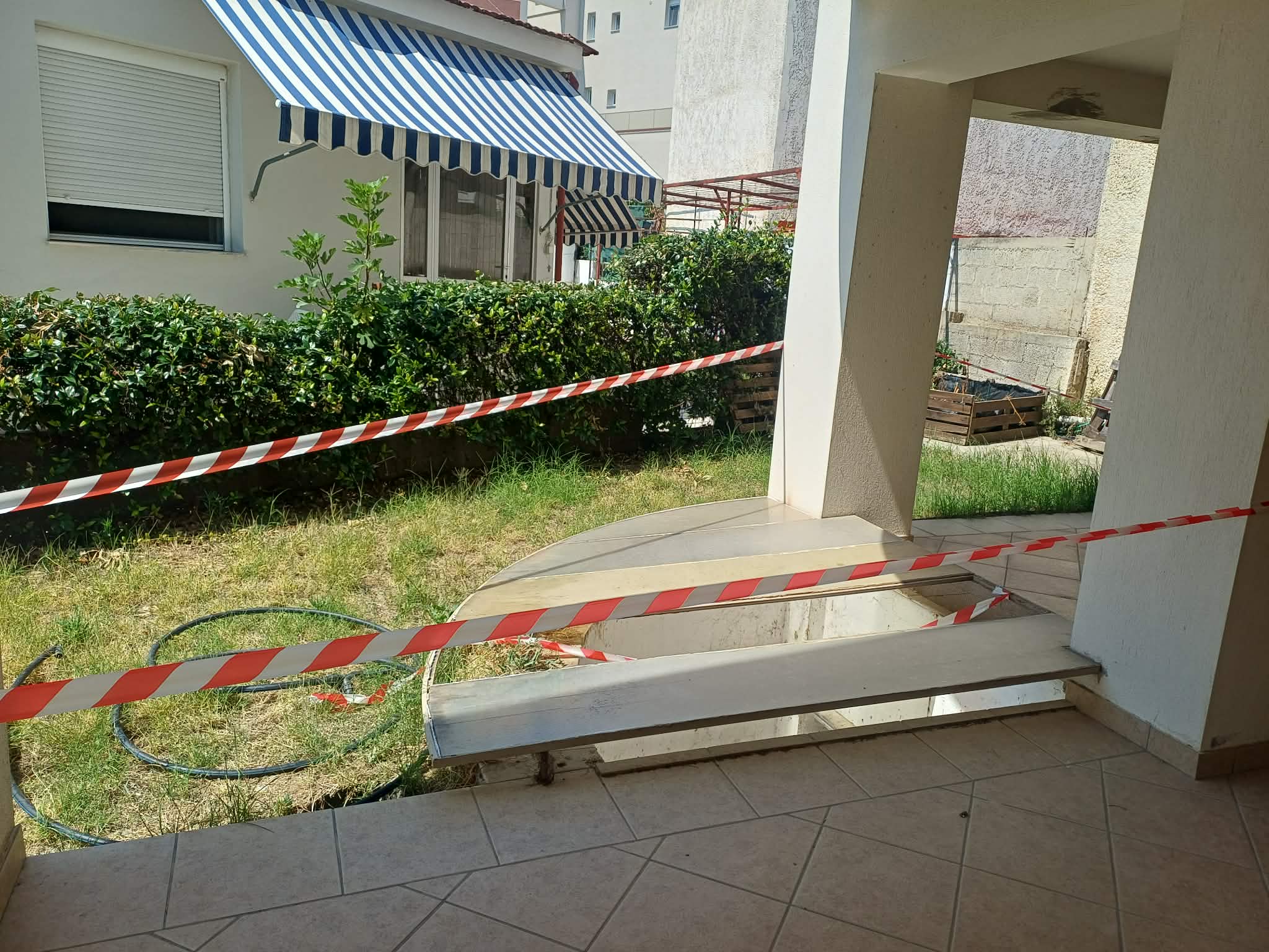 Λάρισα: Ιερέας κυνήγησε το σκύλο του και έπεσε σε φωταγωγό πολυκατοικίας στη Νεάπολη (ΦΩΤΟ)