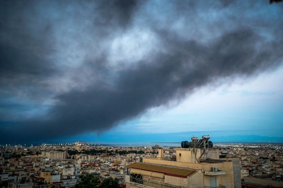 Φωτιά στο Ωραιόκαστρο: Στο τοξικό νέφος έχει «πνιγεί» η Θεσσαλονίκη - Μαύρος καπνός σε όλη την πόλη