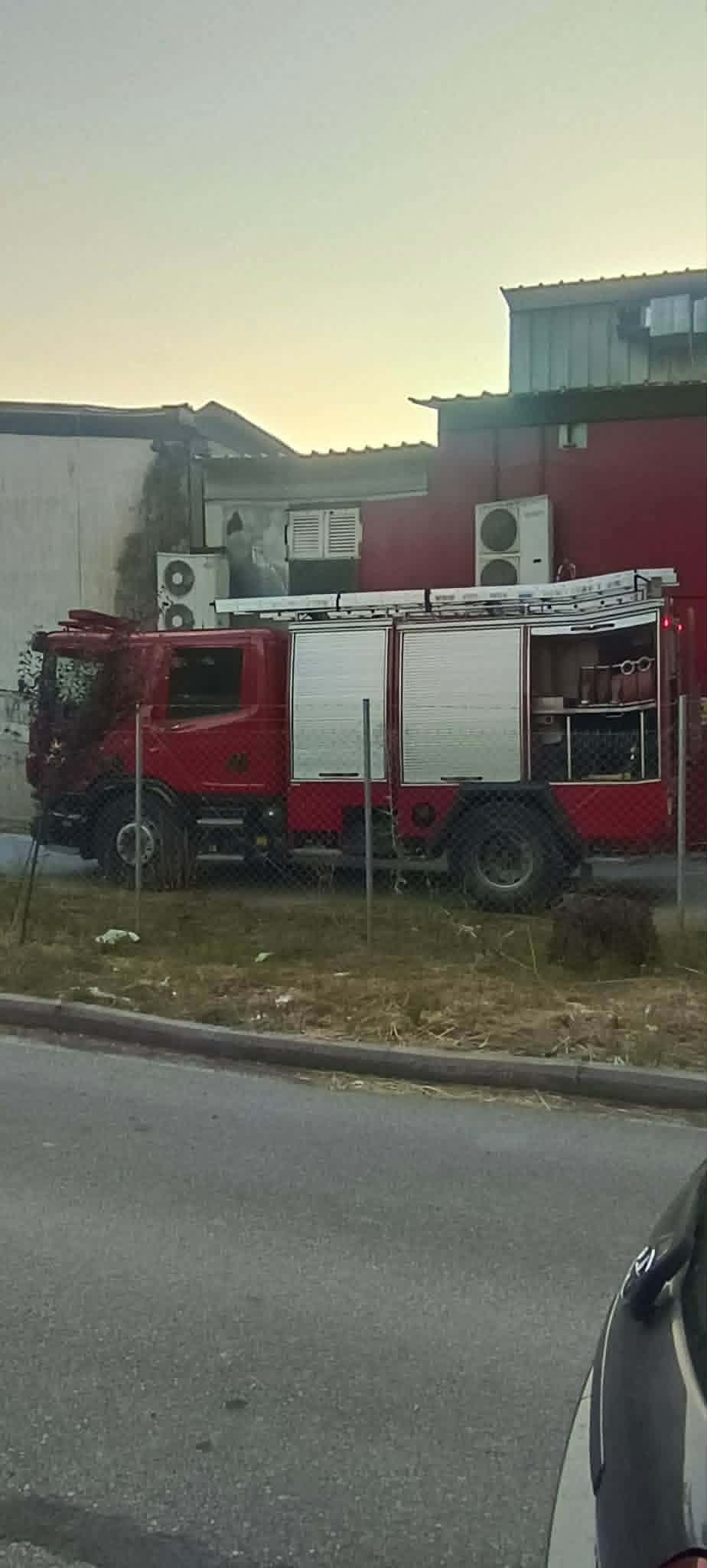 Συναγερμός για φωτιά στο παλιό κτίριο του Μπόουλιγκ στη Λάρισα (ΦΩΤΟ+video)