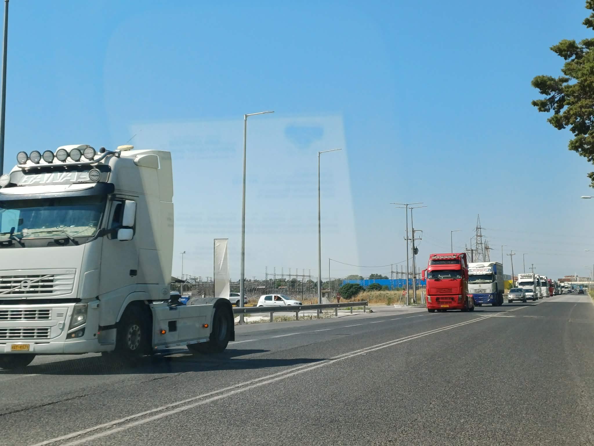 Στους δρόμους οι μεταφορείς – Κινητοποίηση και στη Λάρισα (ΦΩΤΟ)