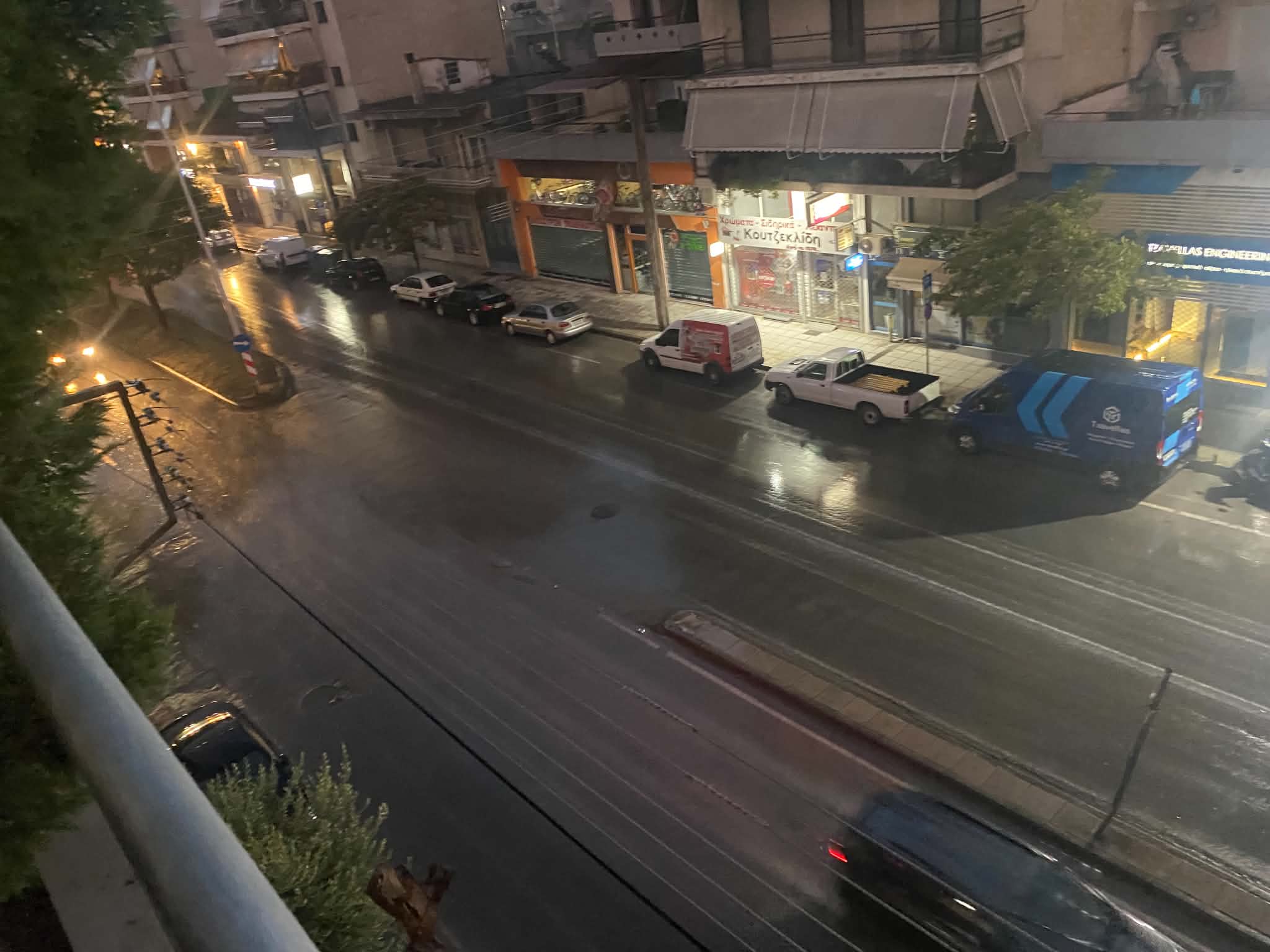 Μπουρίνι πλήττει τη Λάρισα- δυνατή βροχή, άνεμος και αστραπόβροντα (ΦΩΤΟ)