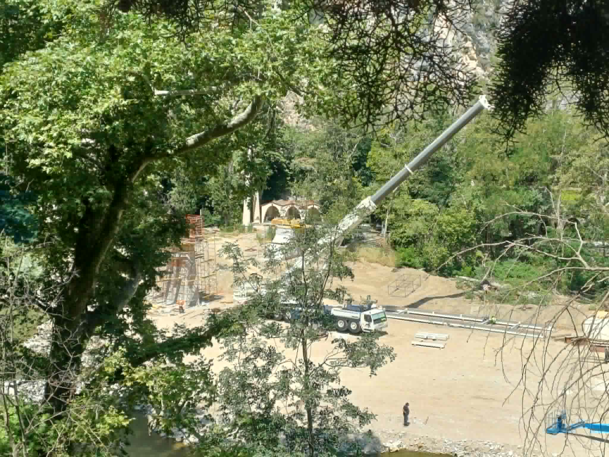 Μπήκε το πρώτο υπόβαθρο για τη γέφυρα της Αγίας Παρασκευής στα Τέμπη (ΦΩΤΟ)