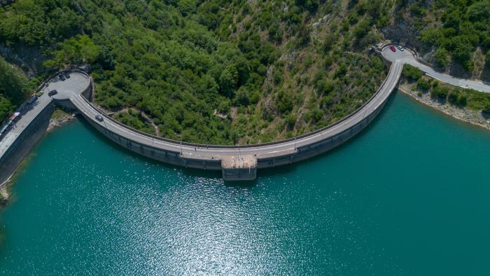 Ο δρόμος που περνάει πάνω από την πιο όμορφη λίμνη της Ελλάδας βρίσκεται στη Θεσσαλία