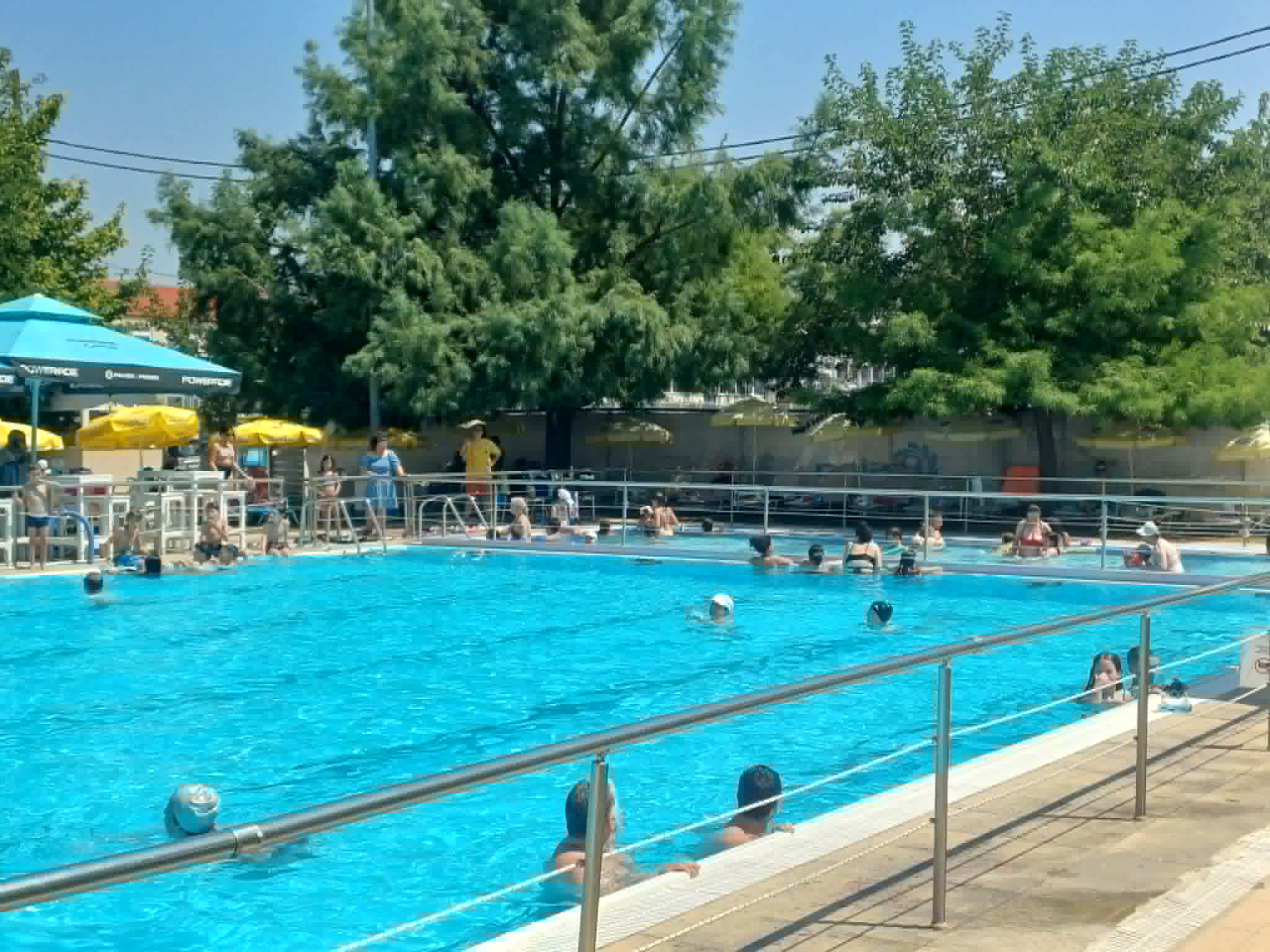 Αντί παράλια δροσιά στη δημοτική πισίνα της Νεάπολης αναζητούν αυτό το θερμό Σαββατοκύριακο πολλοί Λαρισαίοι (ΦΩΤΟ)