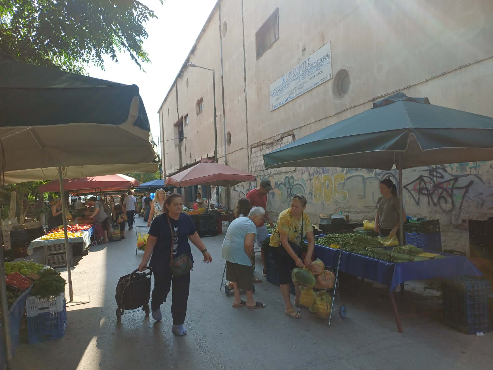 Πεσμένη η κίνηση στη Λαϊκή της Τρίτης στο Σταθμό στη Λάρισα λόγω καύσωνα και αδειών (ΦΩΤΟ)